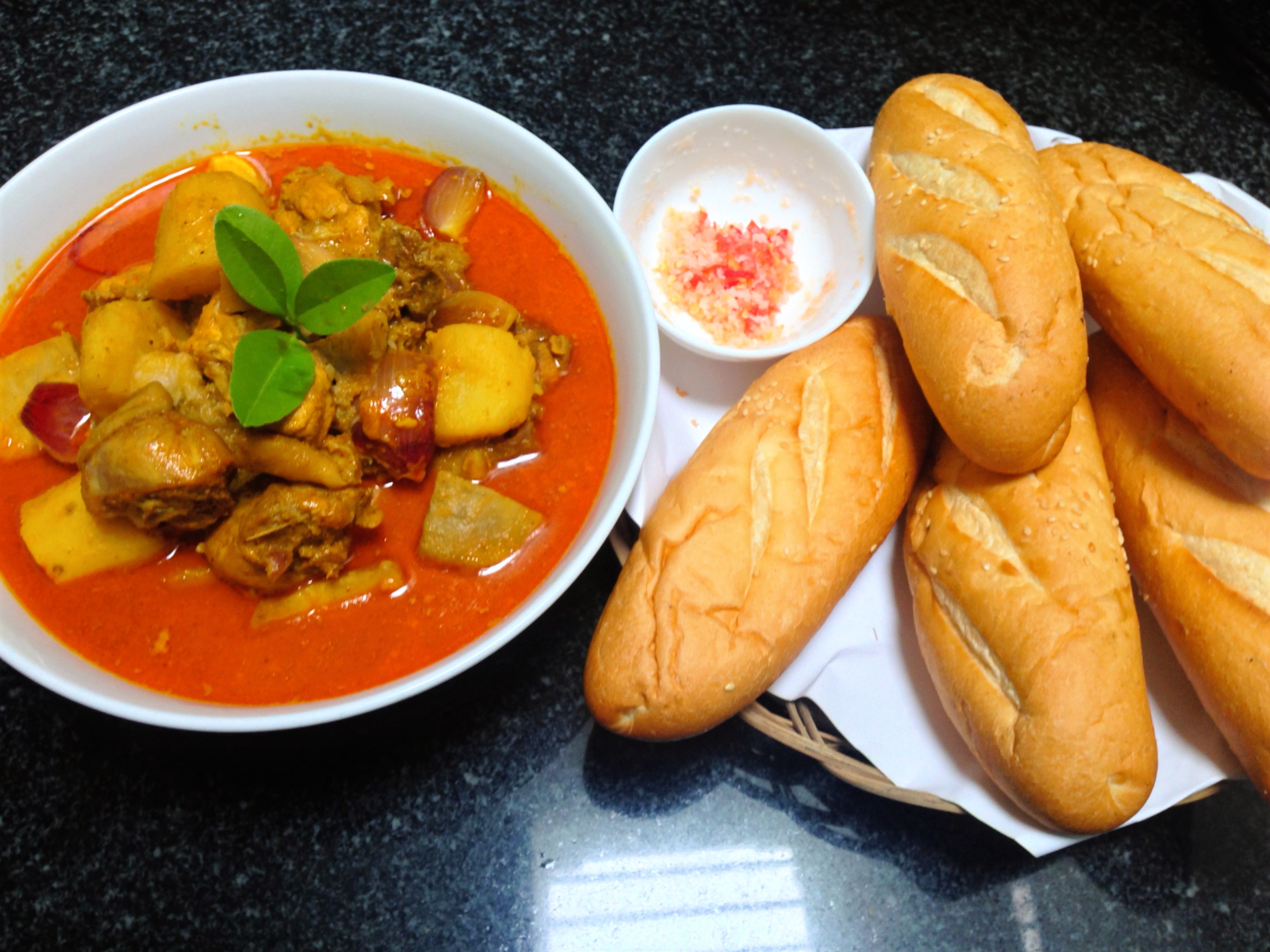 
C&agrave; ri g&agrave; ăn c&ugrave;ng b&aacute;nh m&igrave; v&agrave; muối ớt chanh
