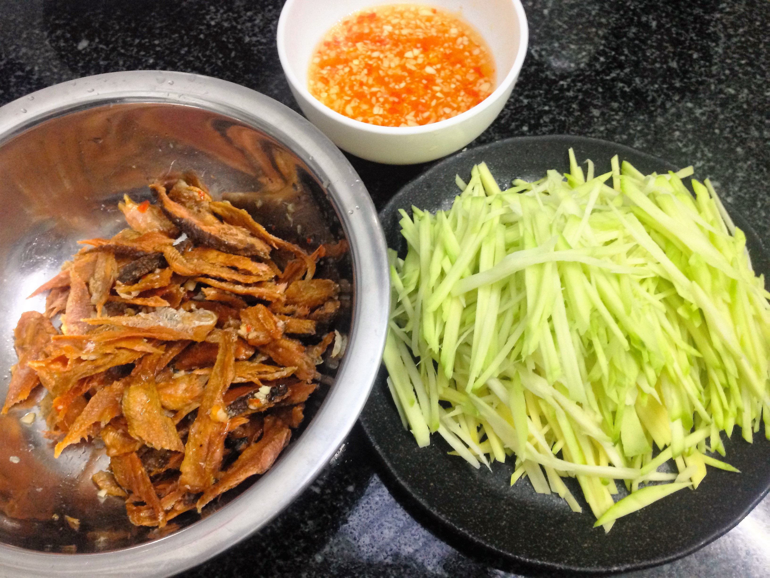 Chuẩn bị cho món gỏi xoài khô cá lóc