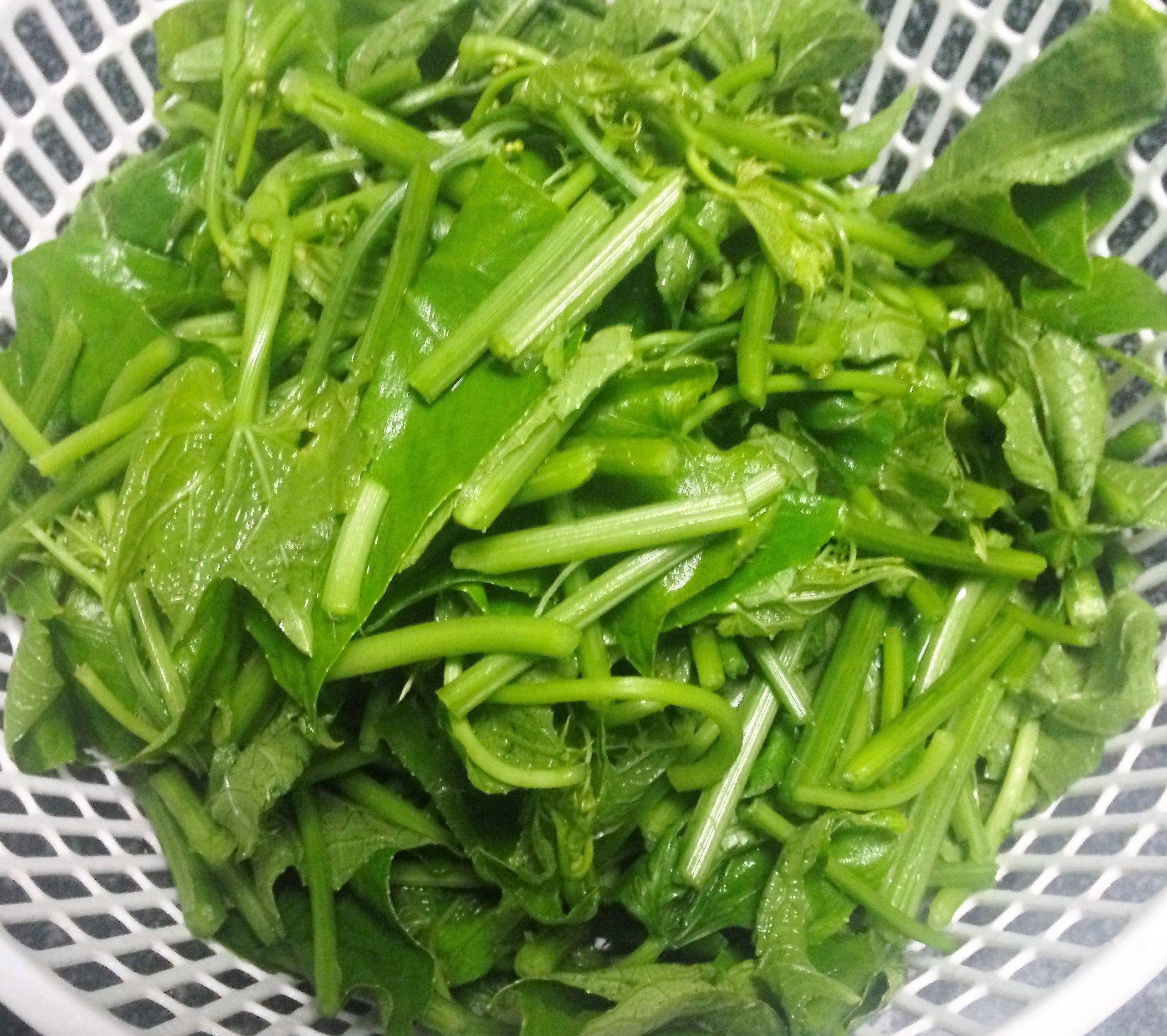Đọt su tước bỏ lớp xơ bên ngoài, ngắt khúc rồi rửa sạch