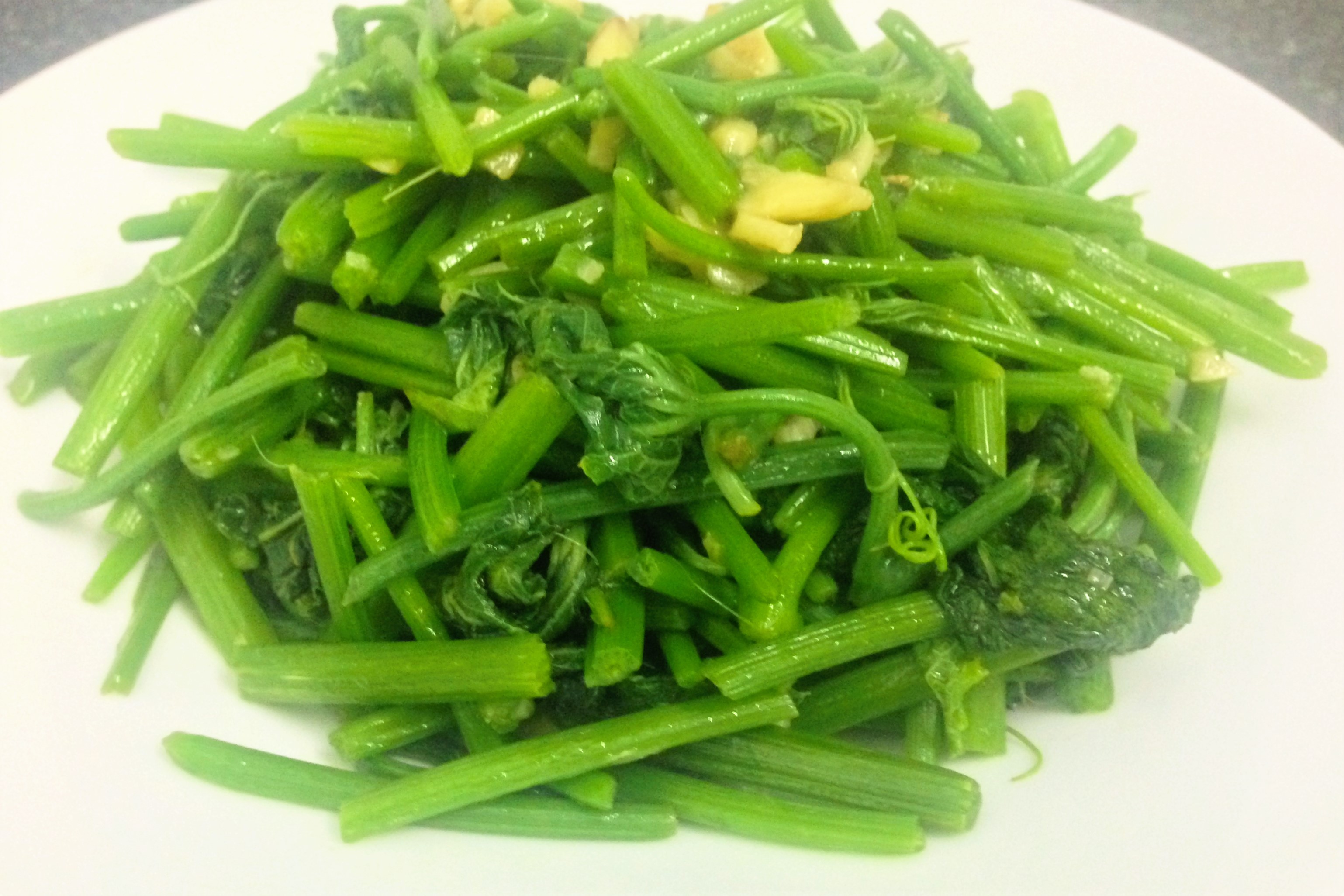 Đọt su xào tỏi giòn giòn, thơm ngon