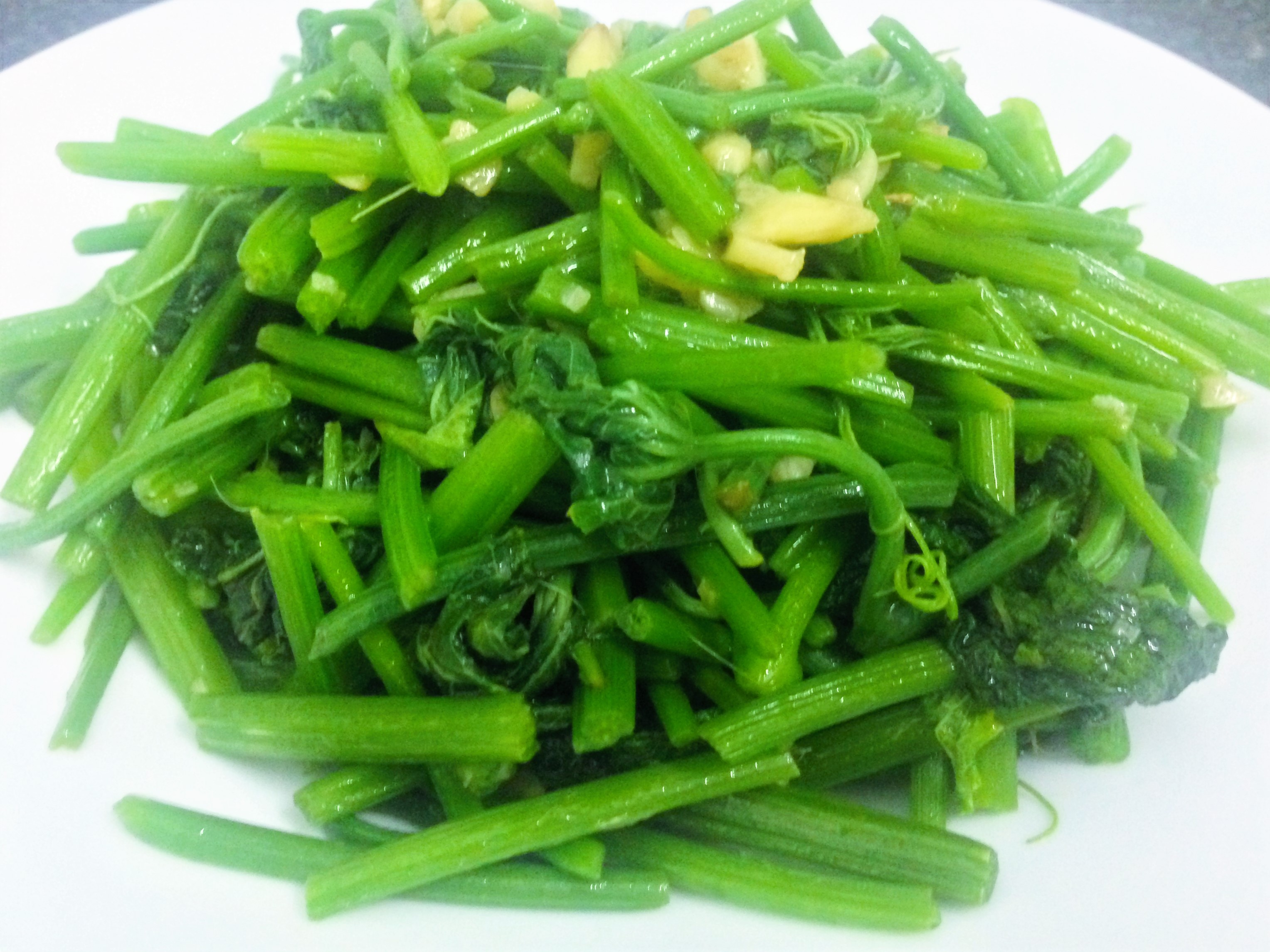 Hãy thử đi, chắc chắn bạn sẽ ghiền đọt su xào tỏi