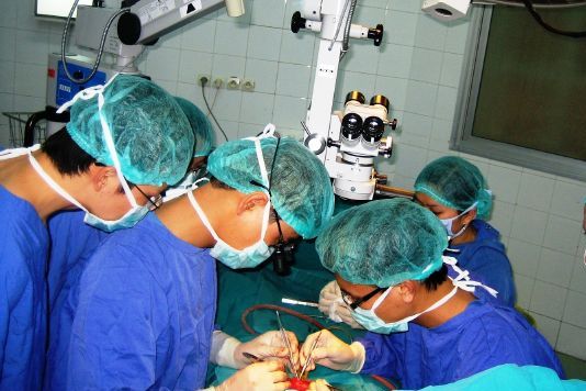Nam thanh niên tự tay cắt rời "của quý" thành 3 khối