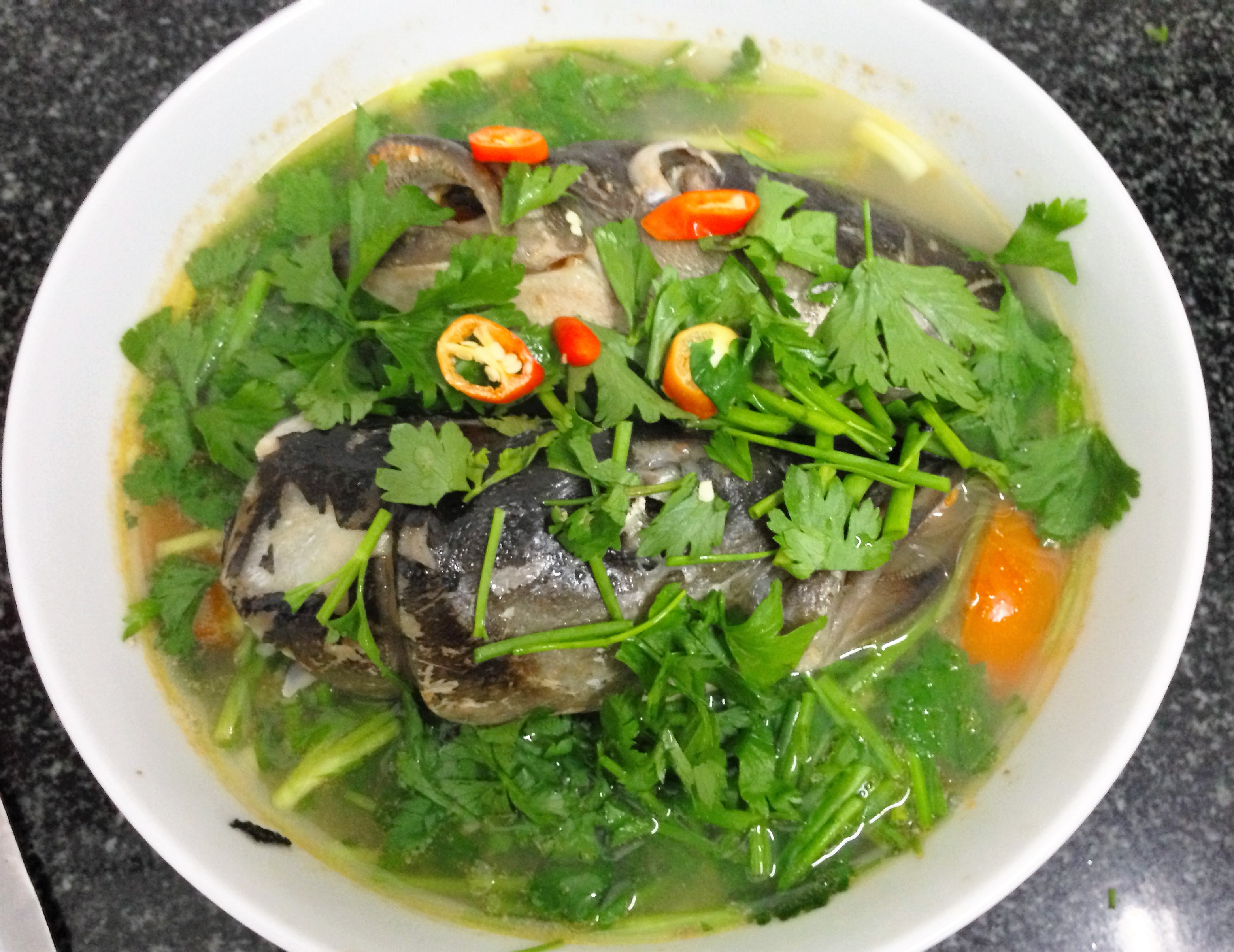 
M&uacute;c canh ra t&ocirc;, rắc th&ecirc;m cần t&acirc;y, ớt xắt
