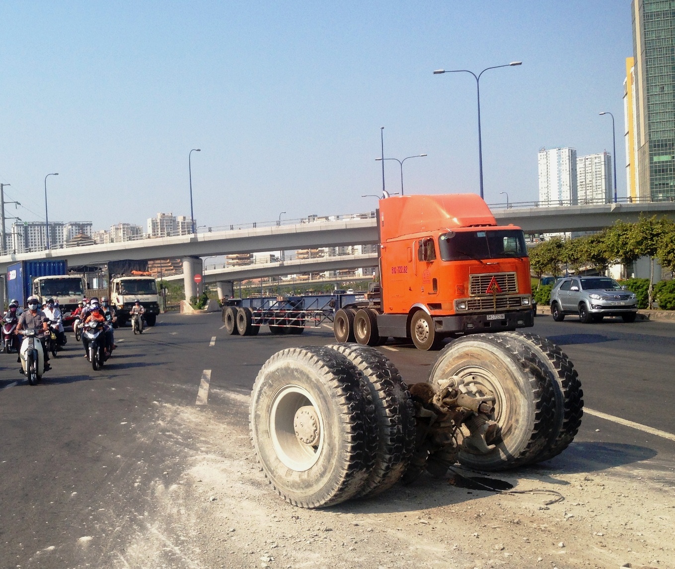 Xe ben văng bánh, lật ngang trên xa lộ đông người