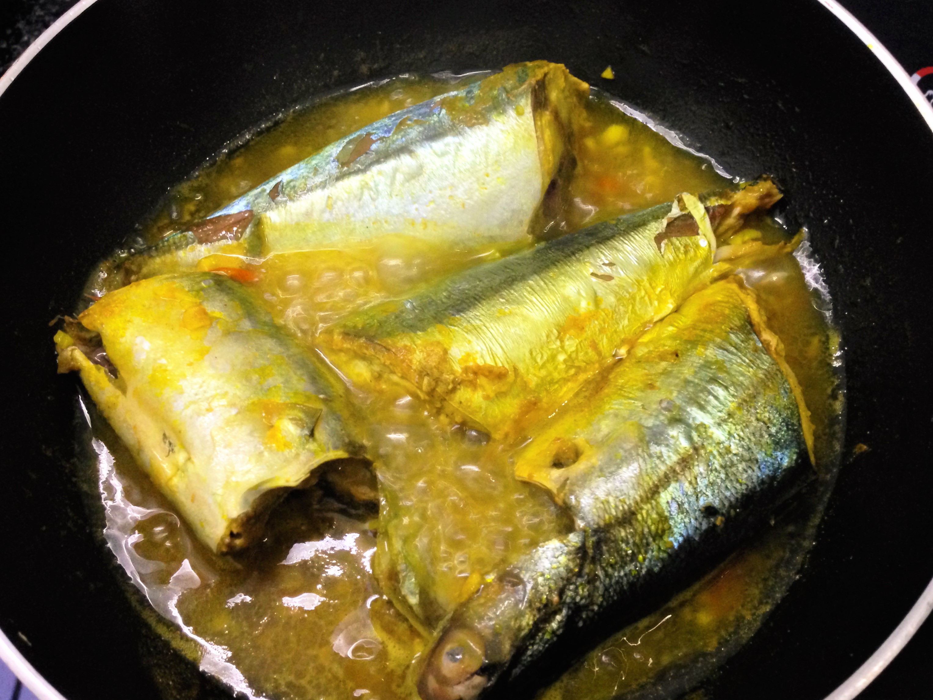 
Kho c&aacute; với lửa riu riu
