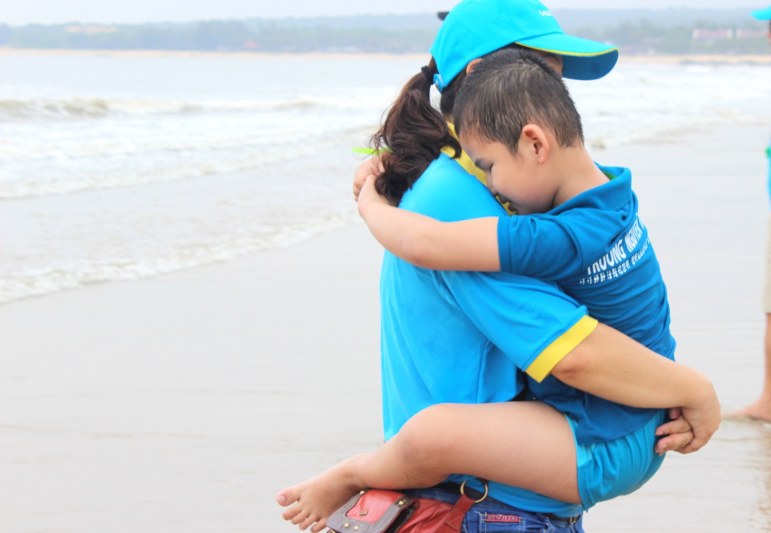 
B&igrave;nh y&ecirc;n trong v&ograve;ng tay của anh chị t&igrave;nh nguyện vi&ecirc;n
