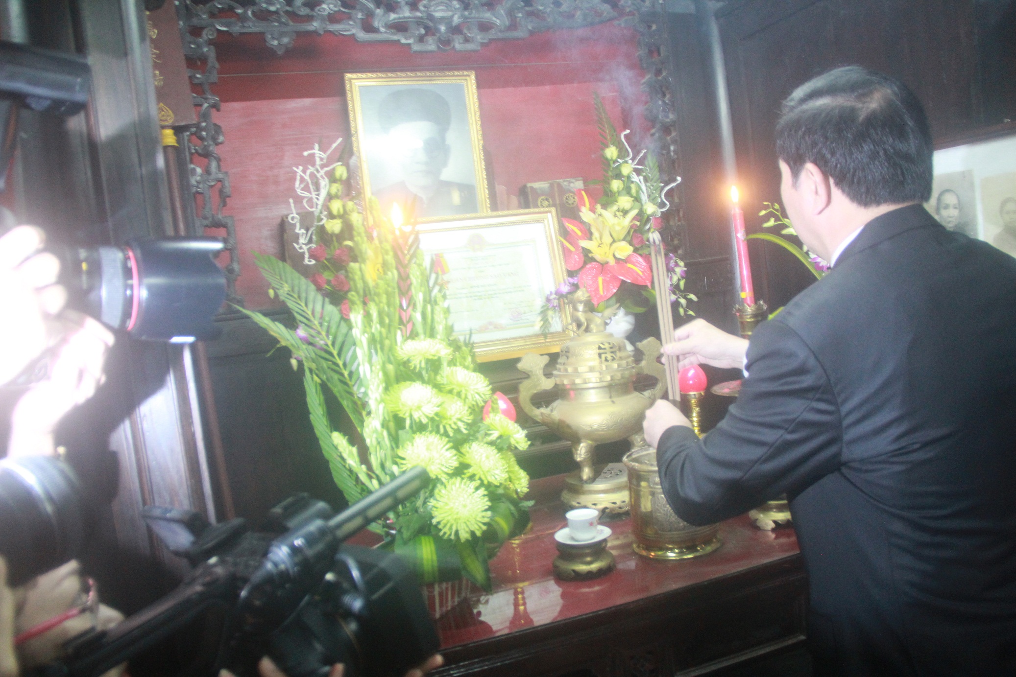 
Chủ tịch nước Trần Đại Quang d&acirc;ng hương tưởng nhớ cụ Huỳnh Th&uacute;c Kh&aacute;ng
