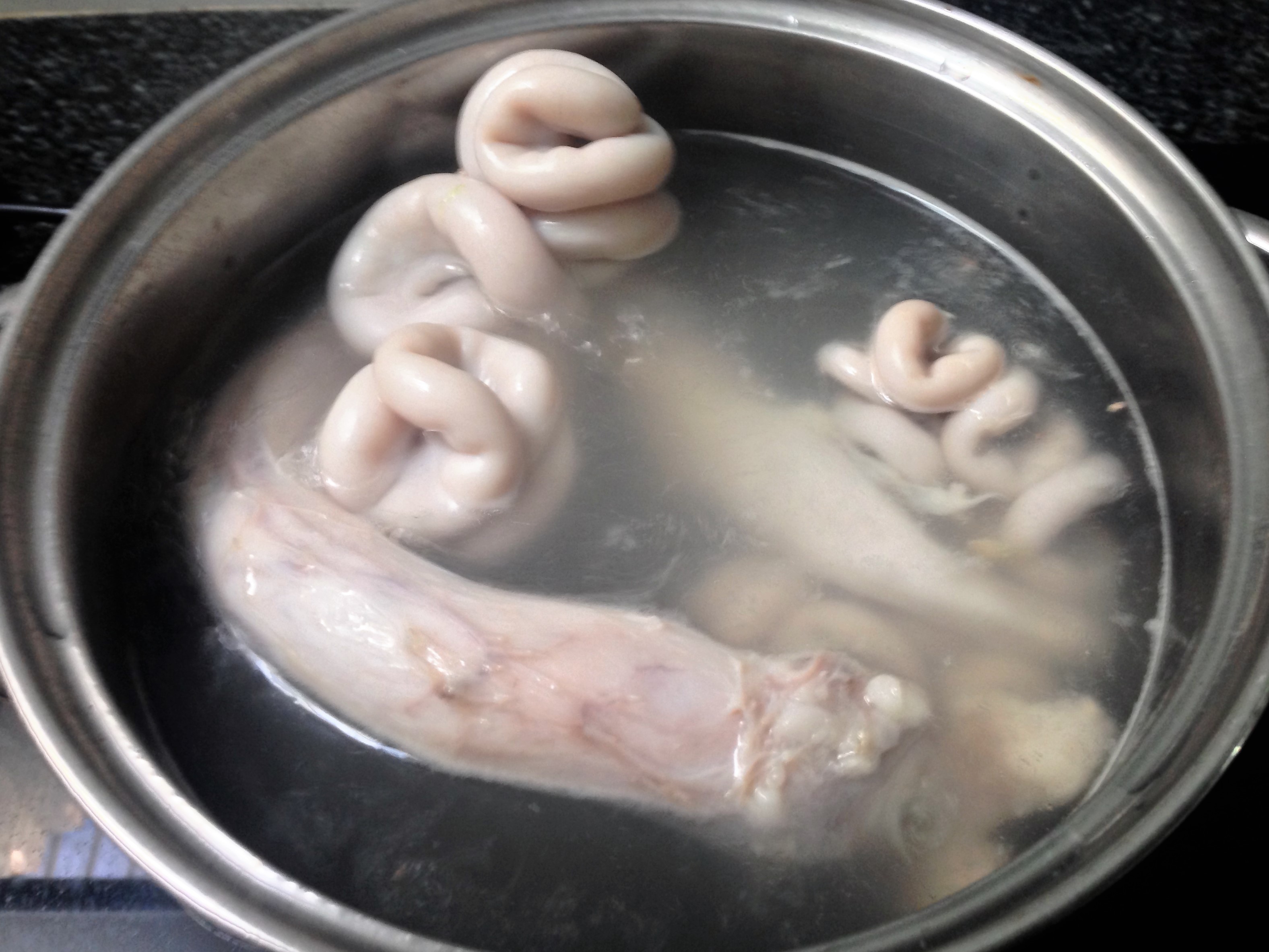 
Khi luộc dồi trường phải c&oacute; gừng xắt l&aacute;t v&agrave; rượu trắng
