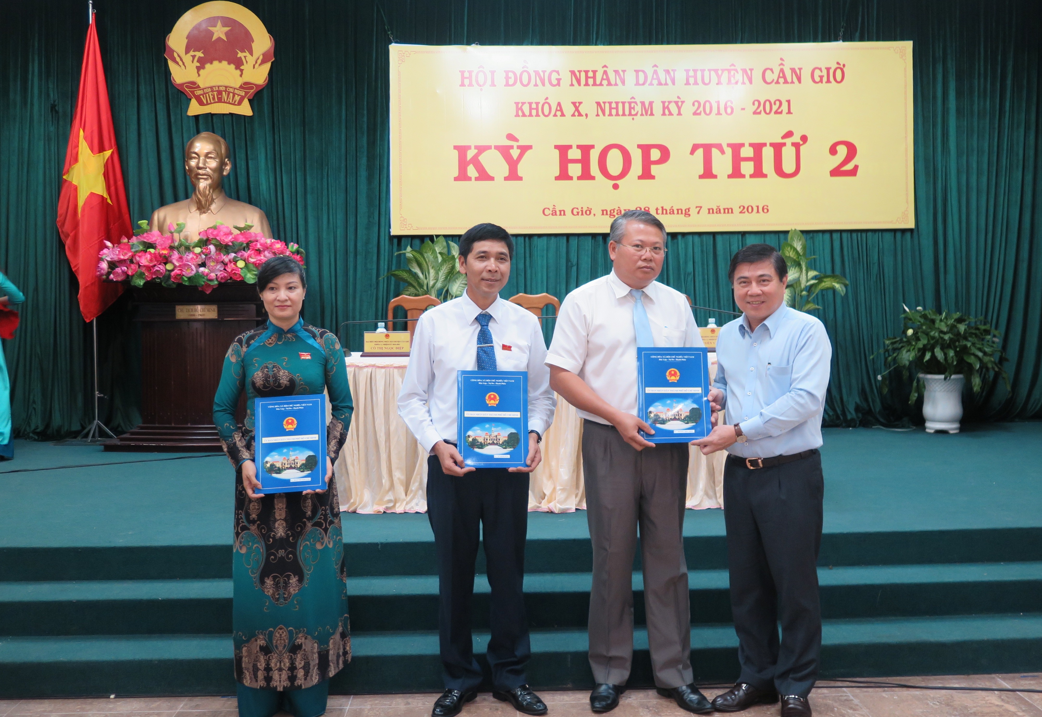 Danh sách lãnh đạo 24 quận, huyện TP HCM vừa được phê chuẩn