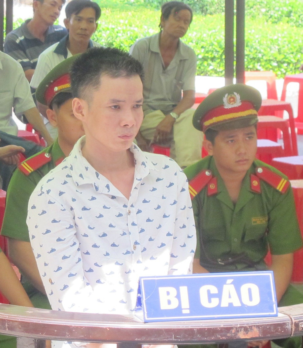 Bị đánh trúng khi can đánh nhau, nổi nóng giết người