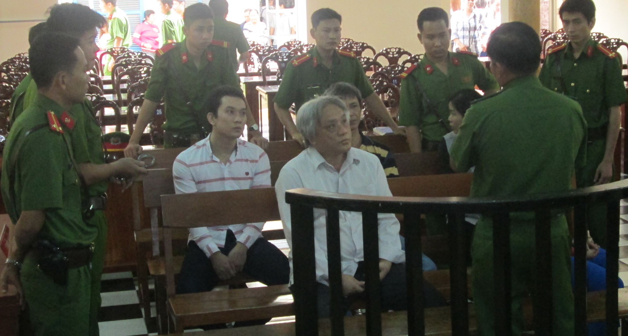 Xét xử "trùm" buôn lậu đường cát ở miền Tây