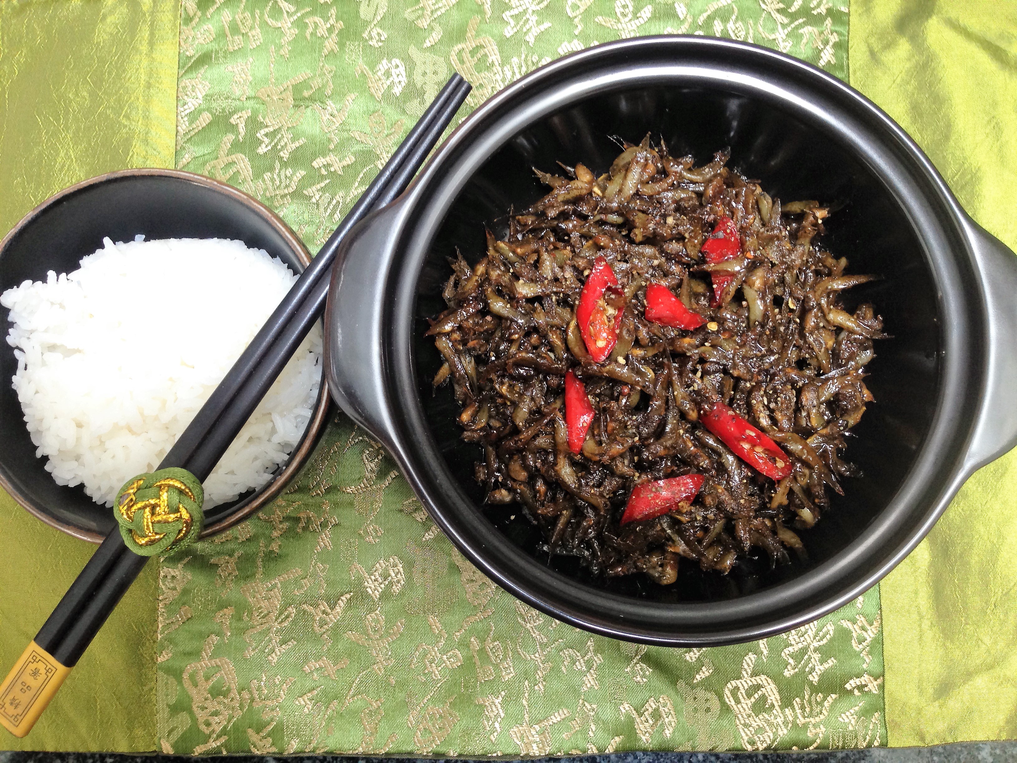 Cá bống kho tiêu ăn với cơm trắng