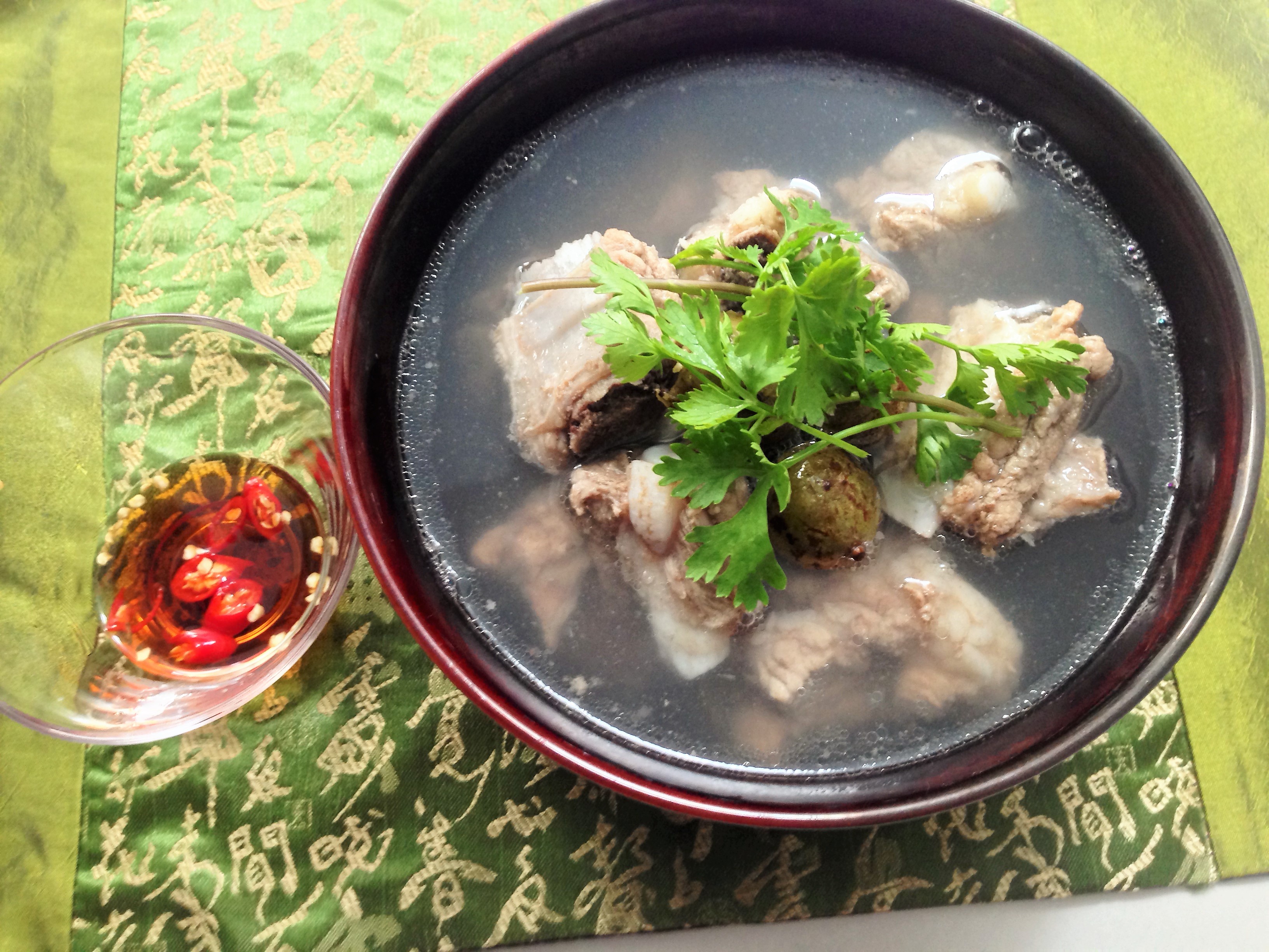Sườn non nấu sấu ăn cùng nước mắm trong