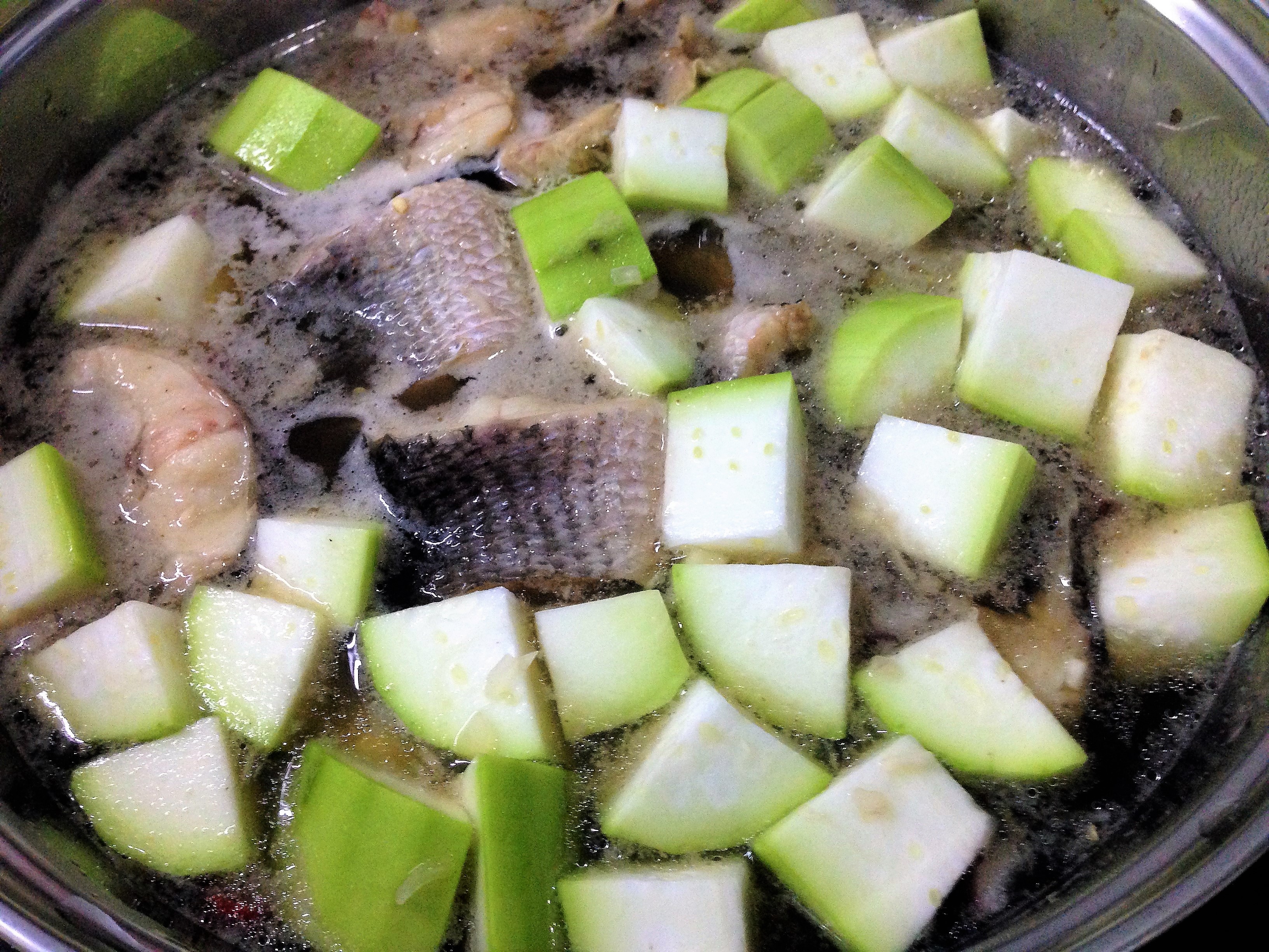 
Nấu c&aacute; l&oacute;c với bầu cho ch&iacute;n
