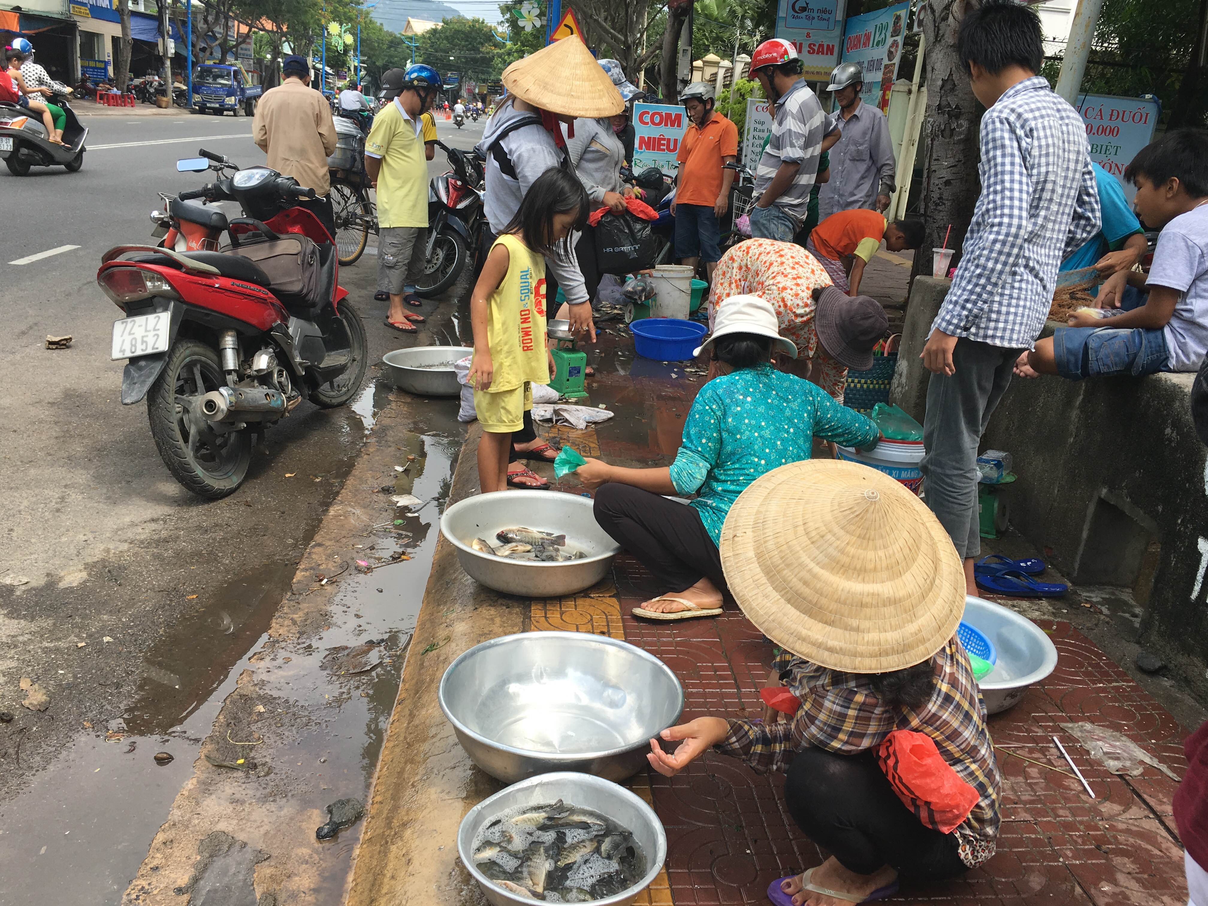 Nhiều người tranh thủ bán ngay tại kênh với giá 10.000 đồng/kg cá nhỏ, 30.000 đồng/kg cá lớn