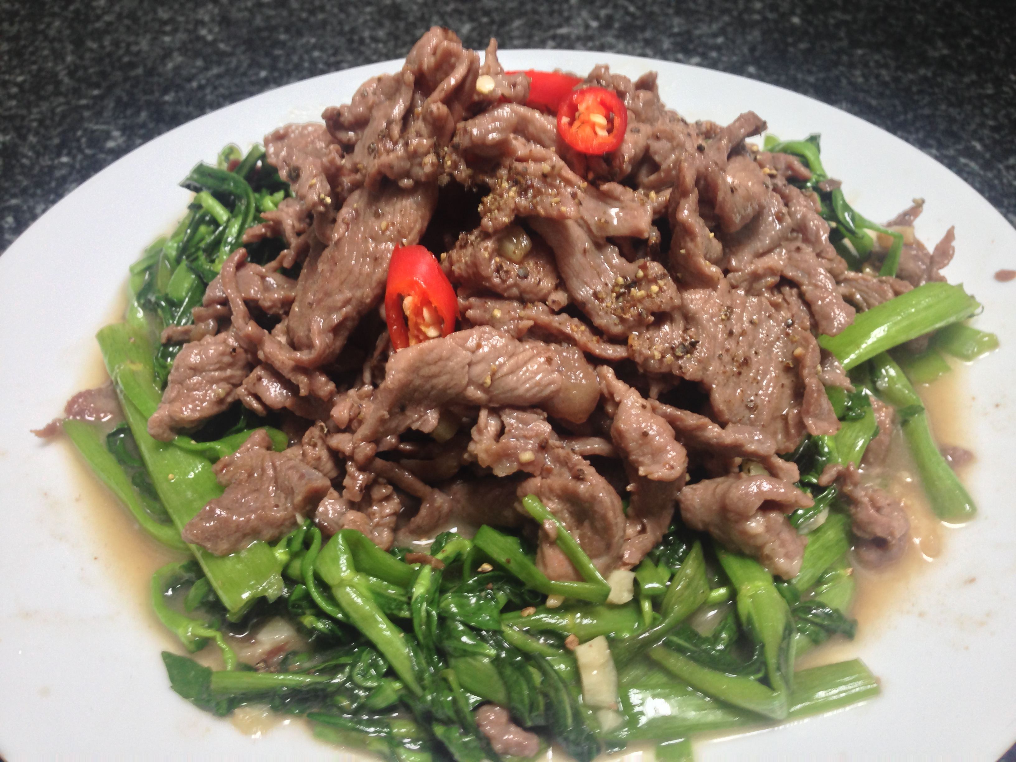 
Rau ngổ sạch m&agrave; x&agrave;o c&ugrave;ng thịt b&ograve; th&igrave; ngon kh&ocirc;ng g&igrave; s&aacute;nh bằng
