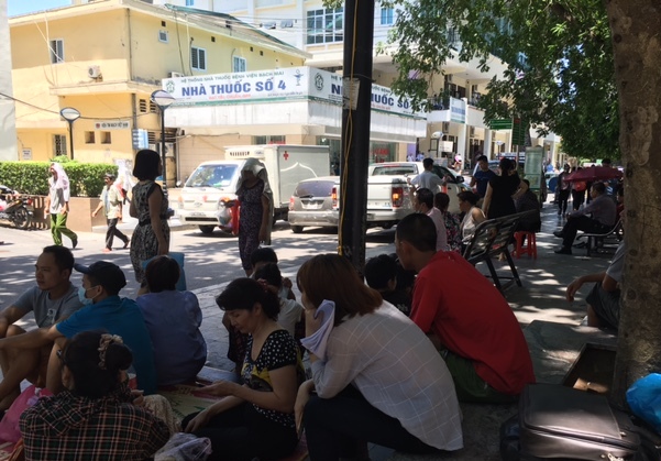 Giải cứu con tin, trưởng công an phường bị đâm thấu cổ