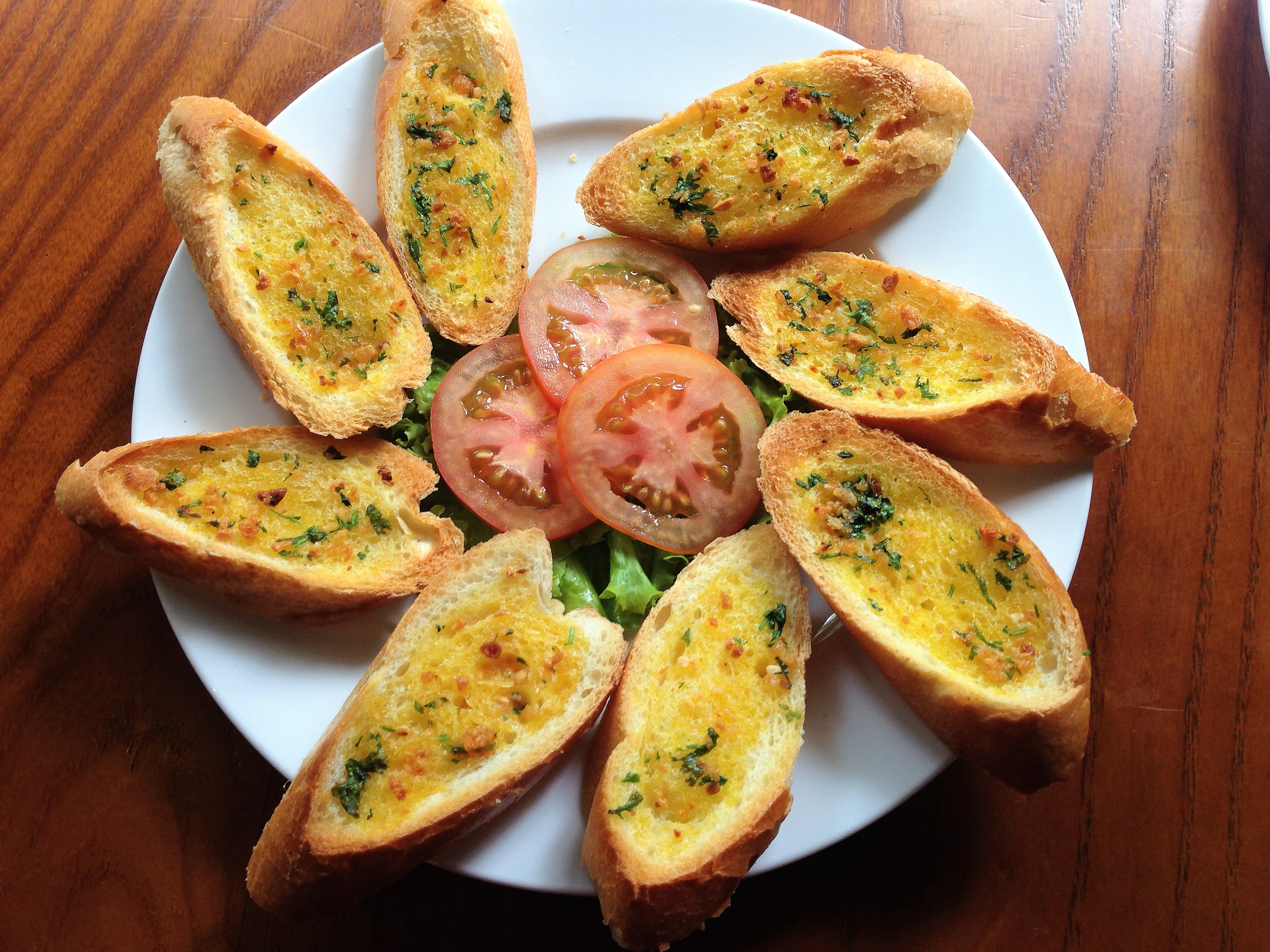 
B&aacute;nh m&igrave; bơ tỏi ăn k&egrave;m với heo rừng
