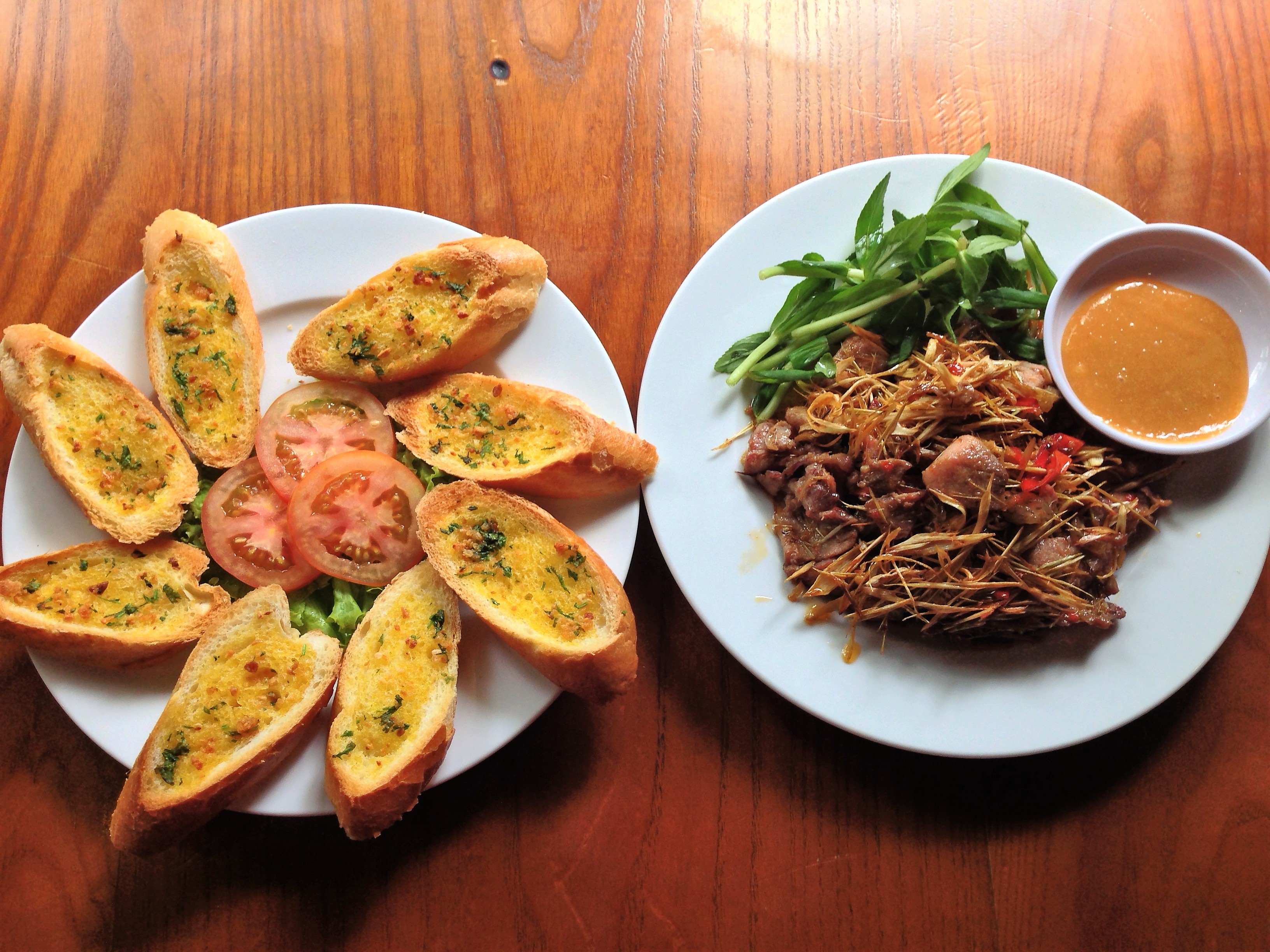 
Heo rừng x&agrave;o sả ăn k&egrave;m b&aacute;nh m&igrave; bơ tỏi
