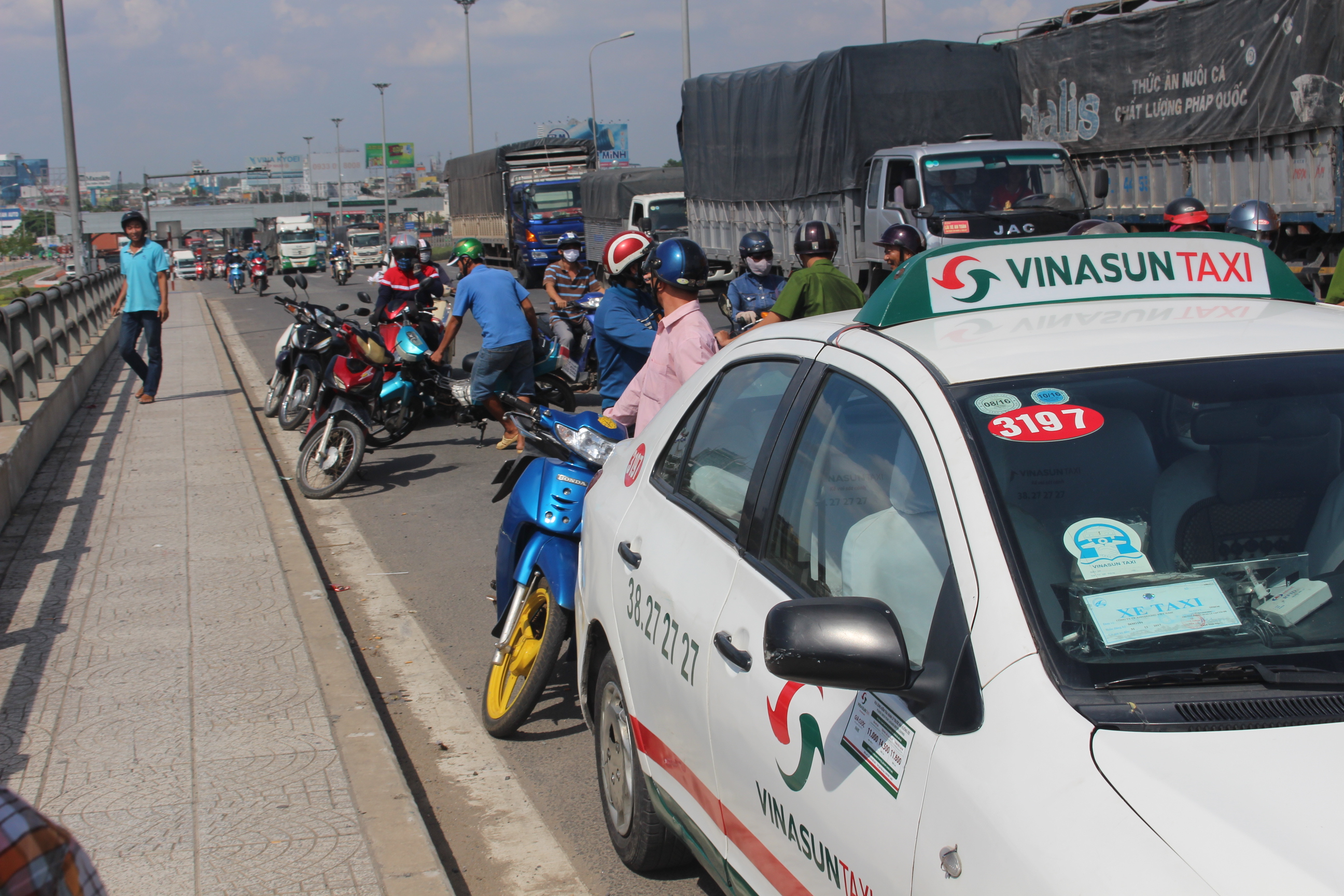 Thanh niên đi taxi bất ngờ tung cửa lao xuống sông Đồng Nai
