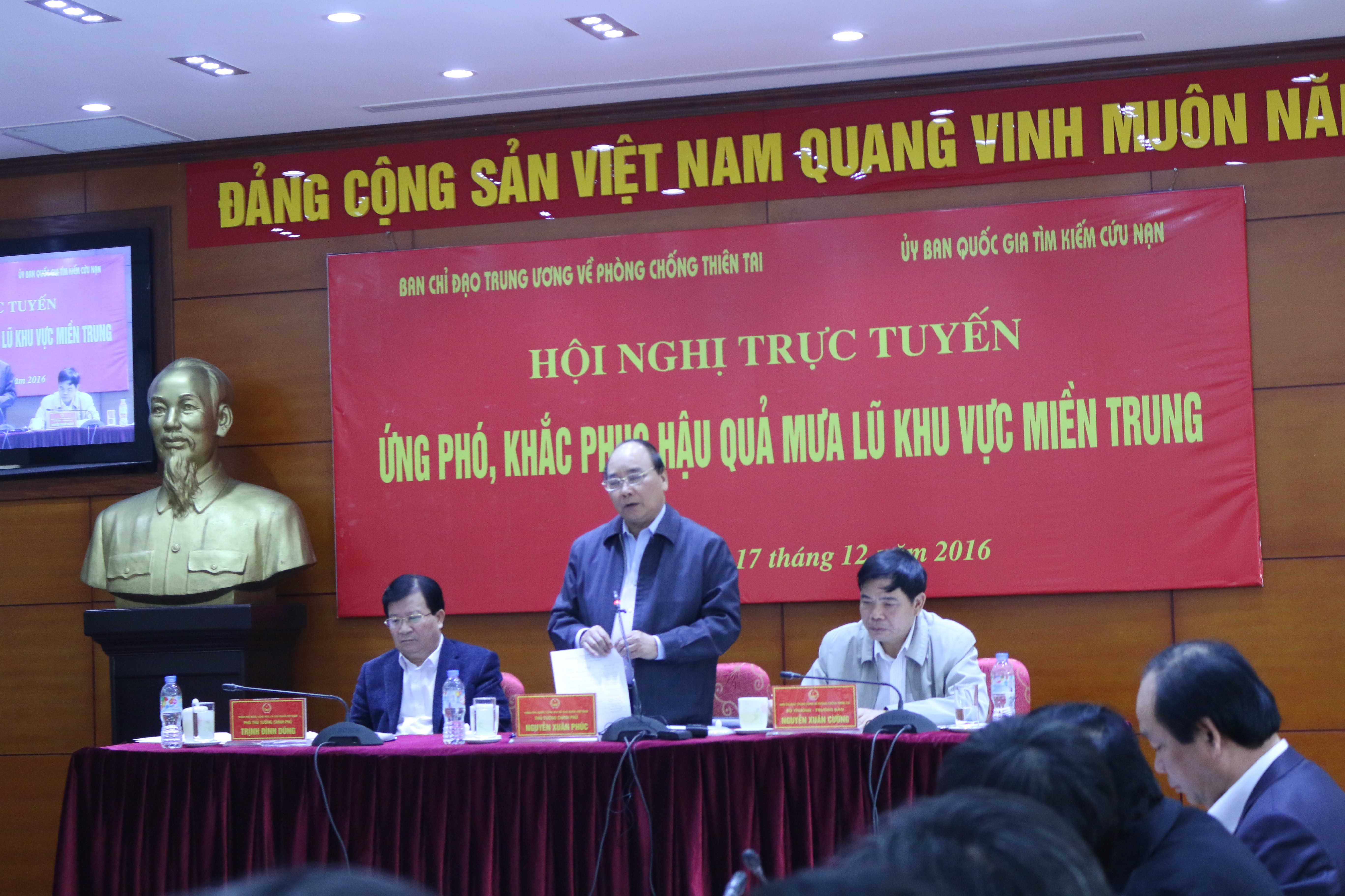 Thủ tướng Nguyễn Xuân Phúc chủ trì hội nghị trực tuyến ứng phó, khắc phục mưa lũ miền Trung sáng 17-12. Ảnh: Văn Duẩn