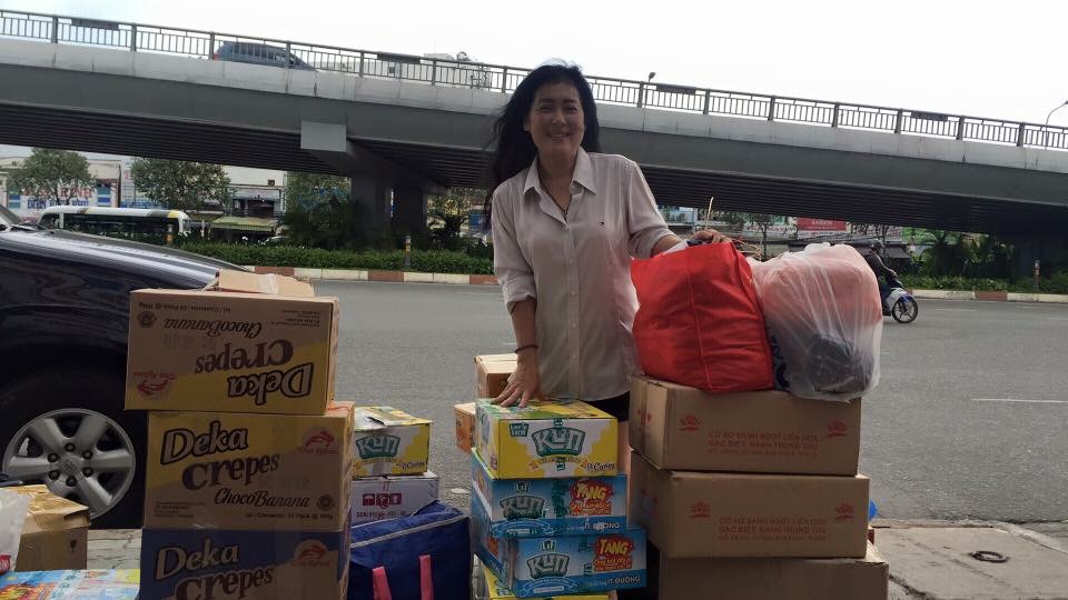 NS Thanh Thủy trong một chuyến đi trao qu&agrave; từ thiện