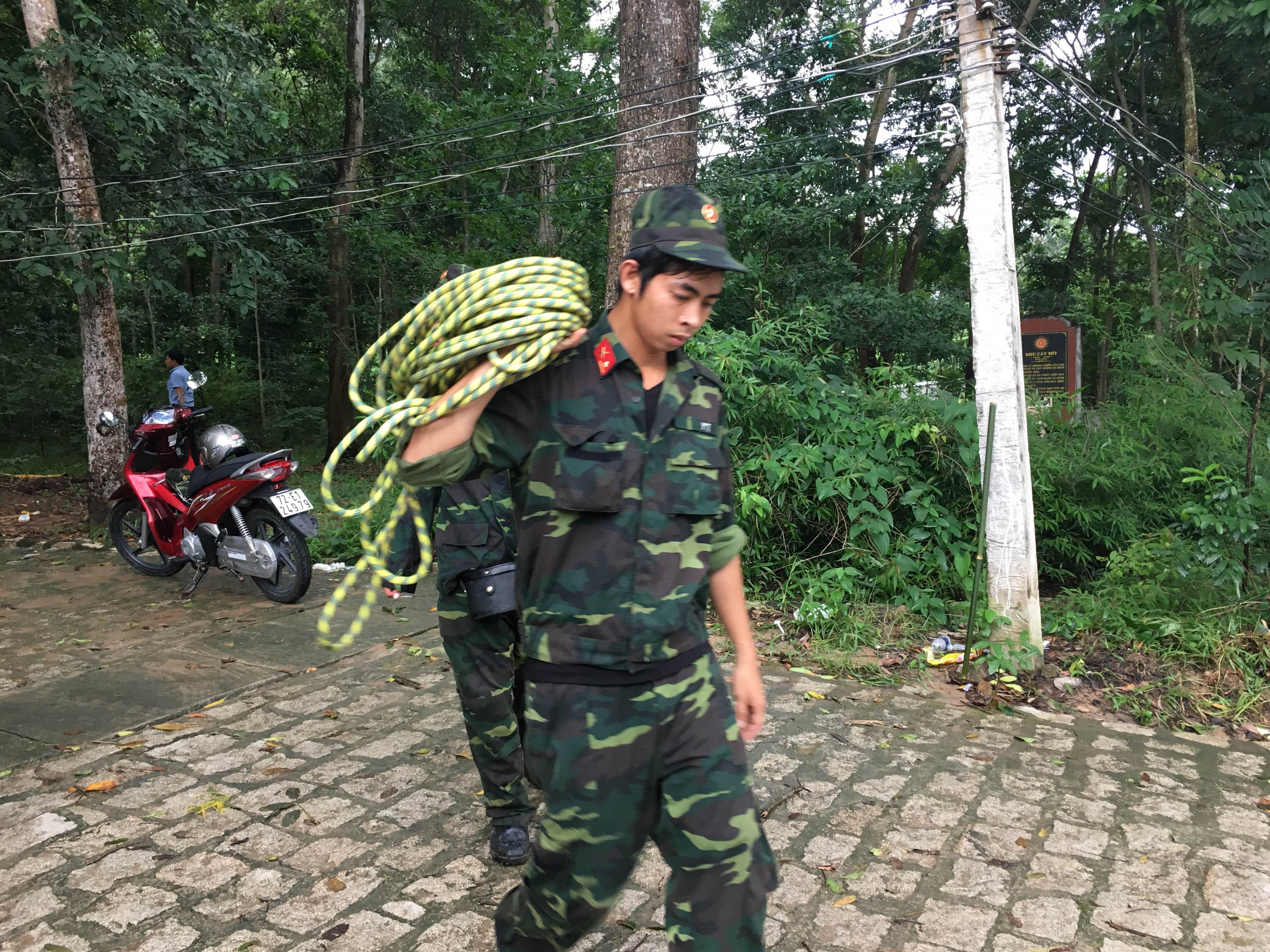 Nhiều chiến sĩ đã được lệnh di chuyển hết xuống phía dưới chùa, kết thúc việc tìm kiếm người và máy bay bị nạn, mọi dụng cụ đều được thu gom và đưa xuống trước khi thi thể được chuyển về.