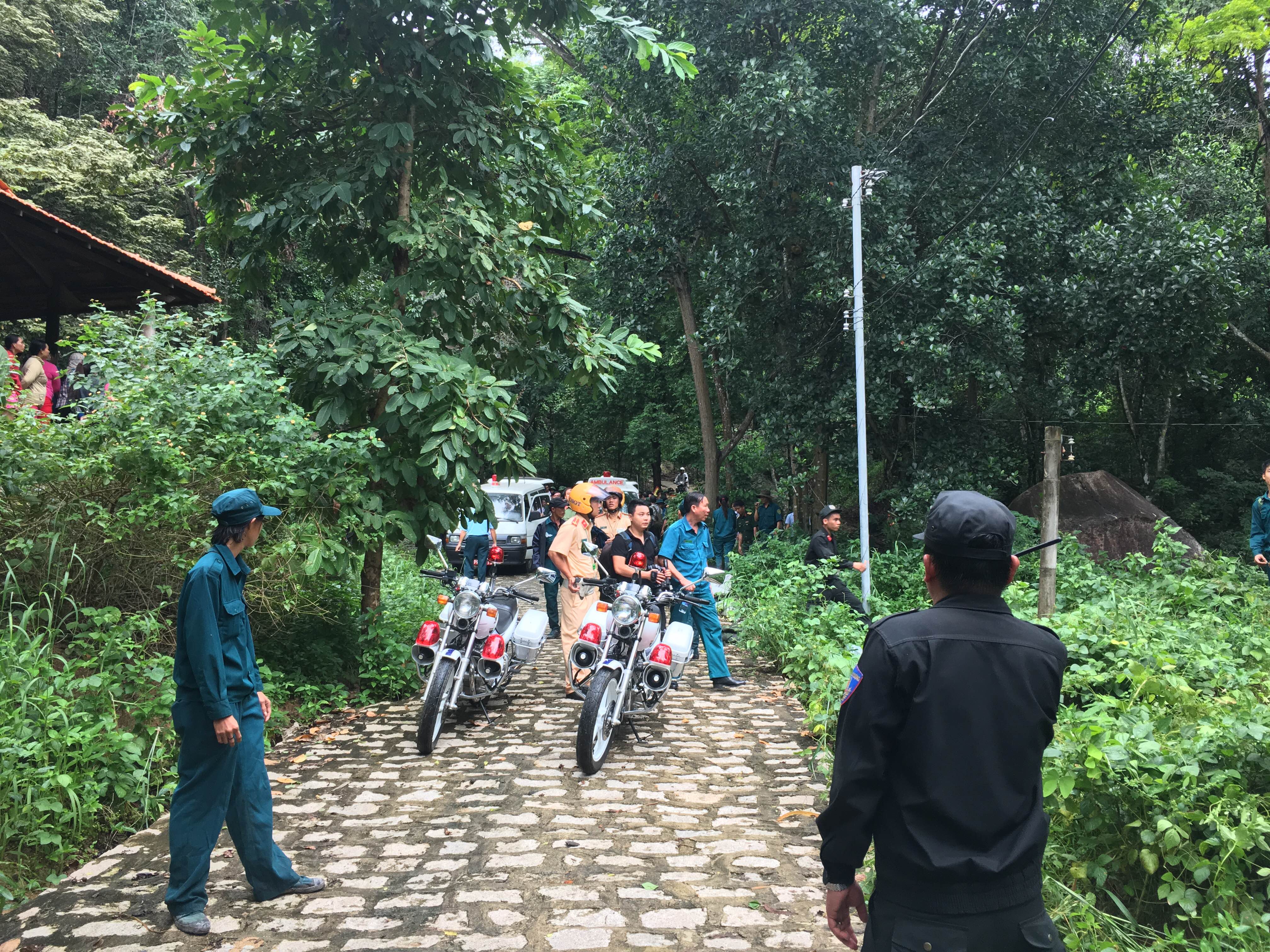 Hai chiếc xe CSGT đã được huy động tới hiện trường trước khi thi thể của 3 sĩ quan được đưa xuống núi. Phía dưới mọi người từng dây phút chờ đợi tin từ lực lượng chức năng