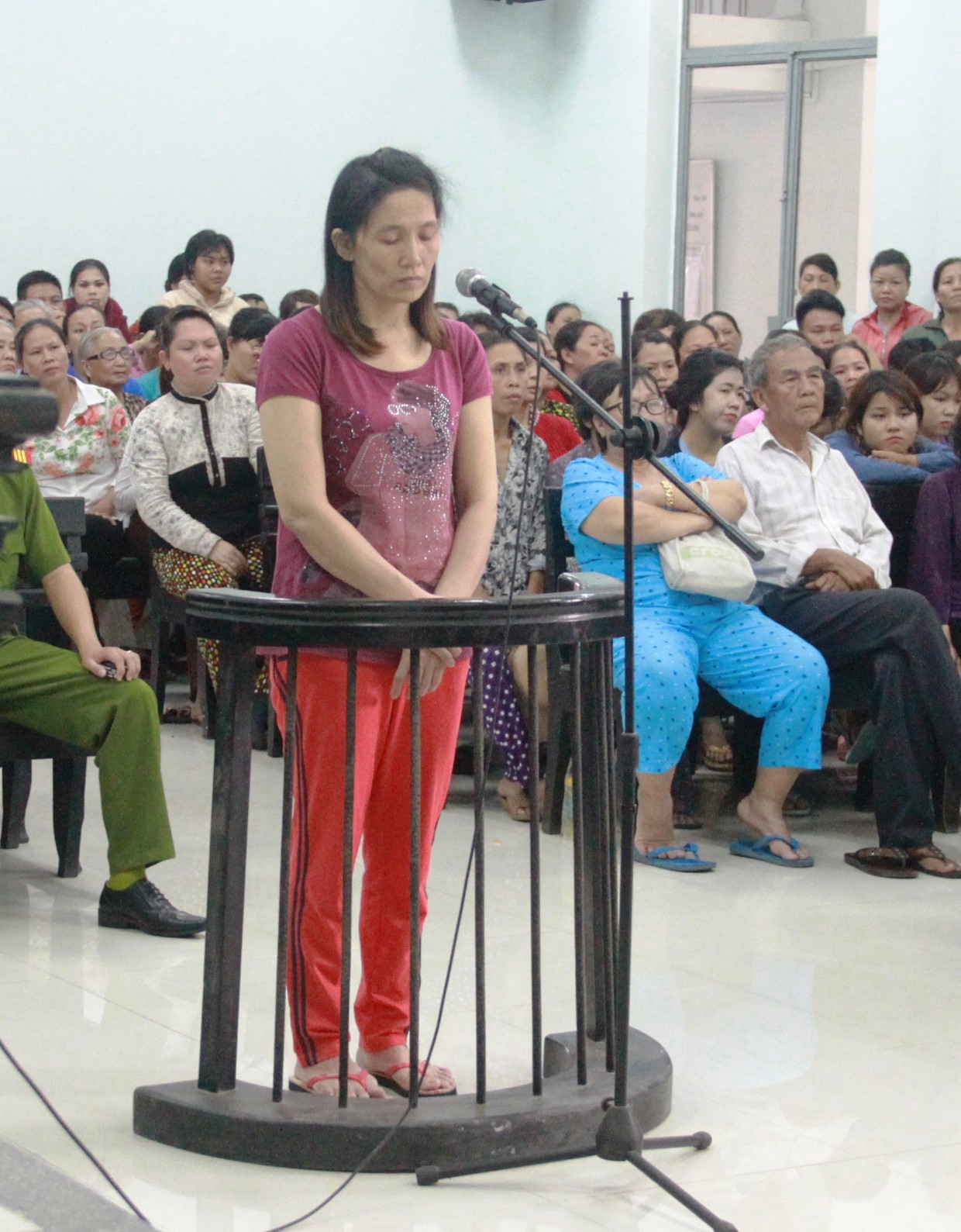 Bị cáo Nhi trước phiên toàn ngày 26-9