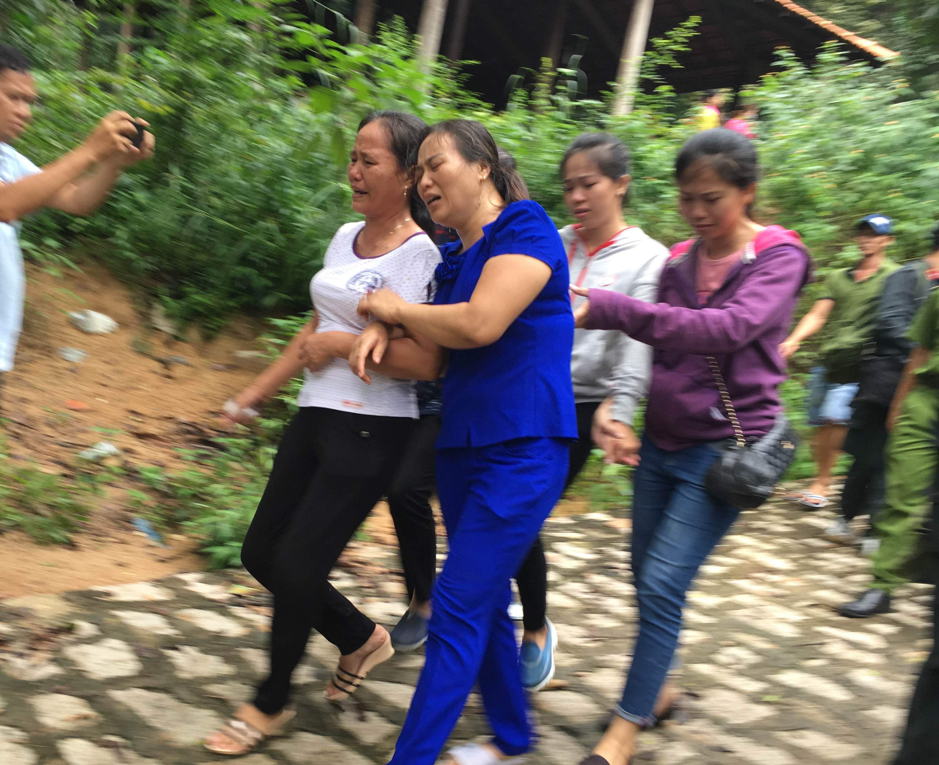 Người nhà khóc trong đau đớn khi nhận thi thể các sĩ quan