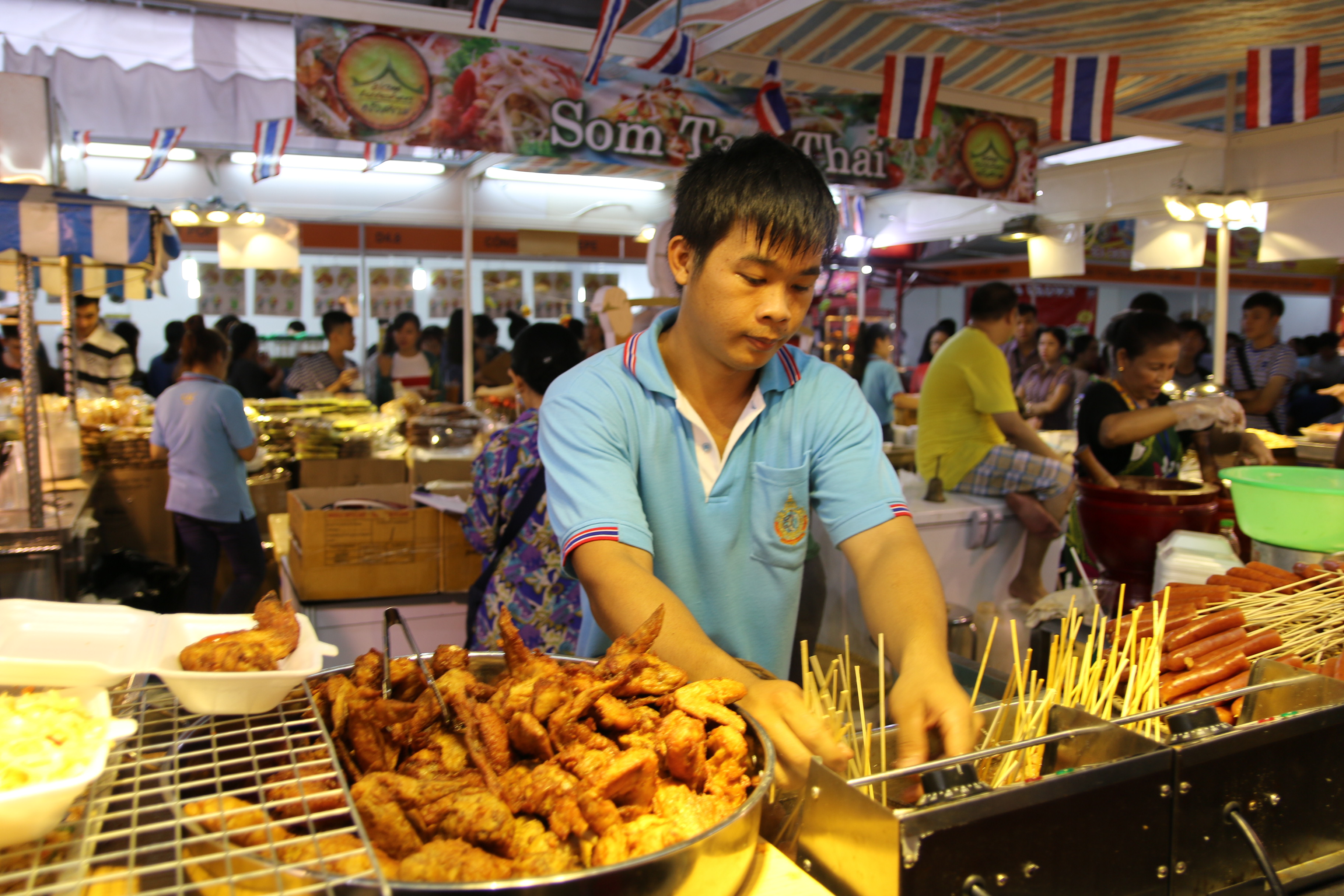 Đông nghẹt người ở hội chợ hàng Thái Lan
