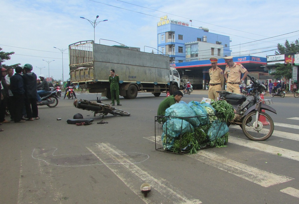 Hai xe máy tông nhau, chồng chết, vợ nguy kịch
