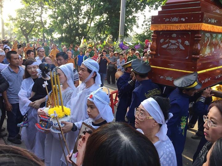 Đông đảo người dân đến tiễn biệt vị thống soái của sân khấu cải lương tuồng cổ về nơi an nghỉ cuối cùng