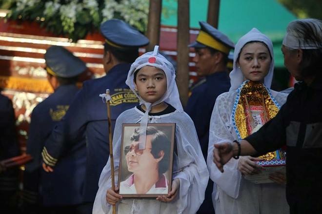 Cháu nội của NSND Thanh Tòng và NSƯT Quế Trân trong buổi sáng tiễn biệt ông về nơi an nghỉ cuối cùng