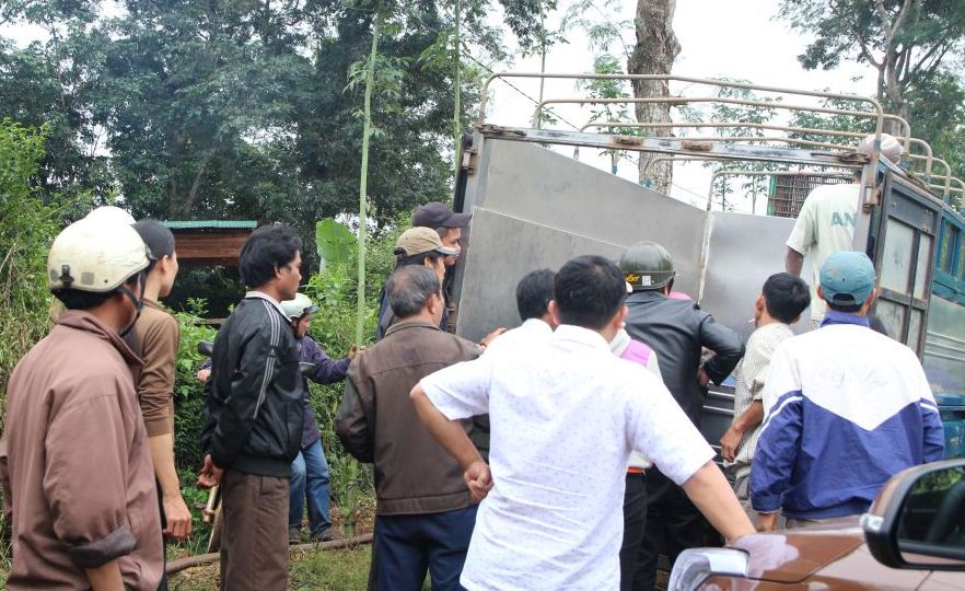 Đưa thi thể 2 mẹ con chị Hiền về nhà an táng