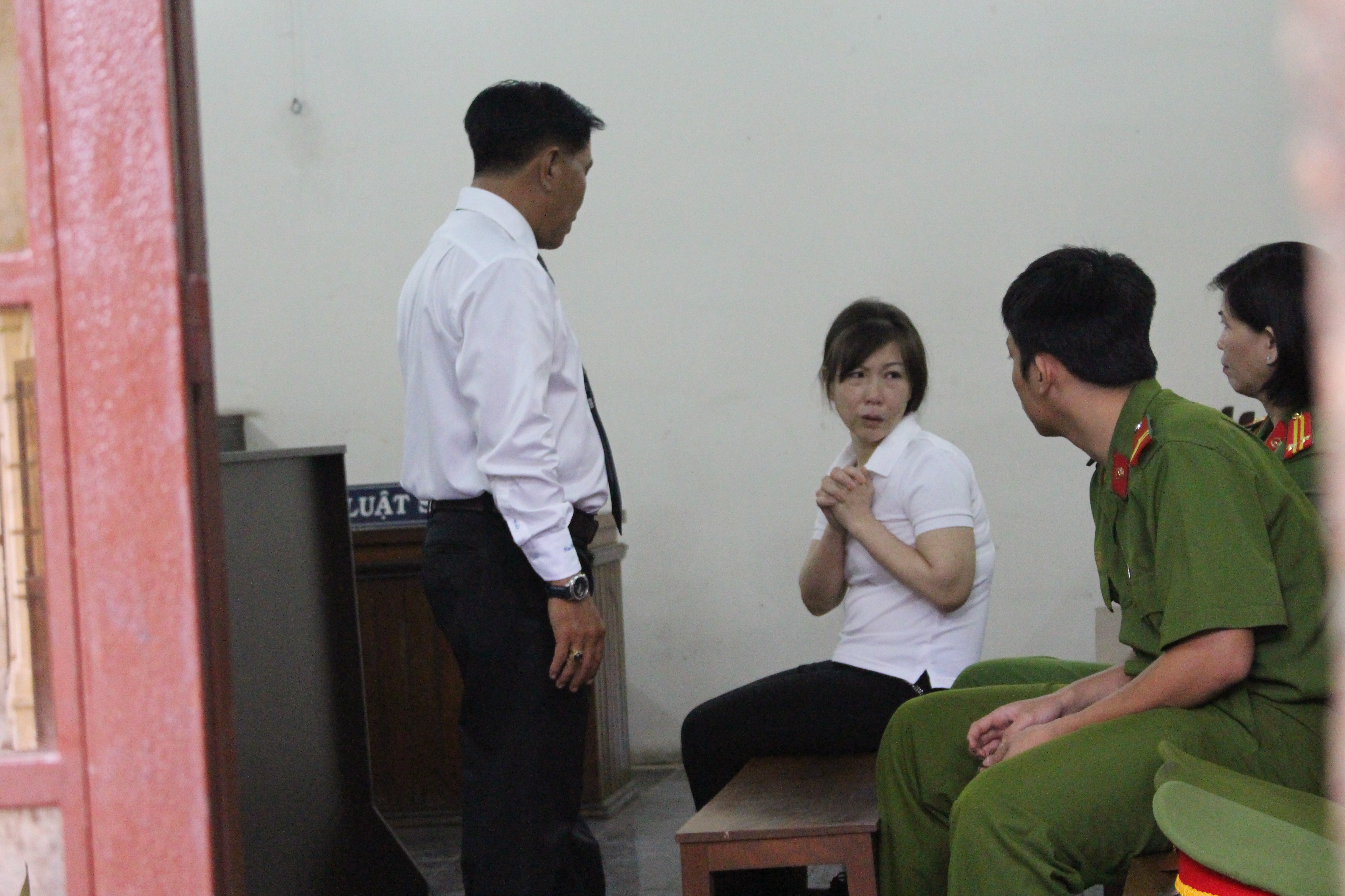 Nổi cơn ghen, vợ đâm chồng rồi nhảy lầu tự vẫn