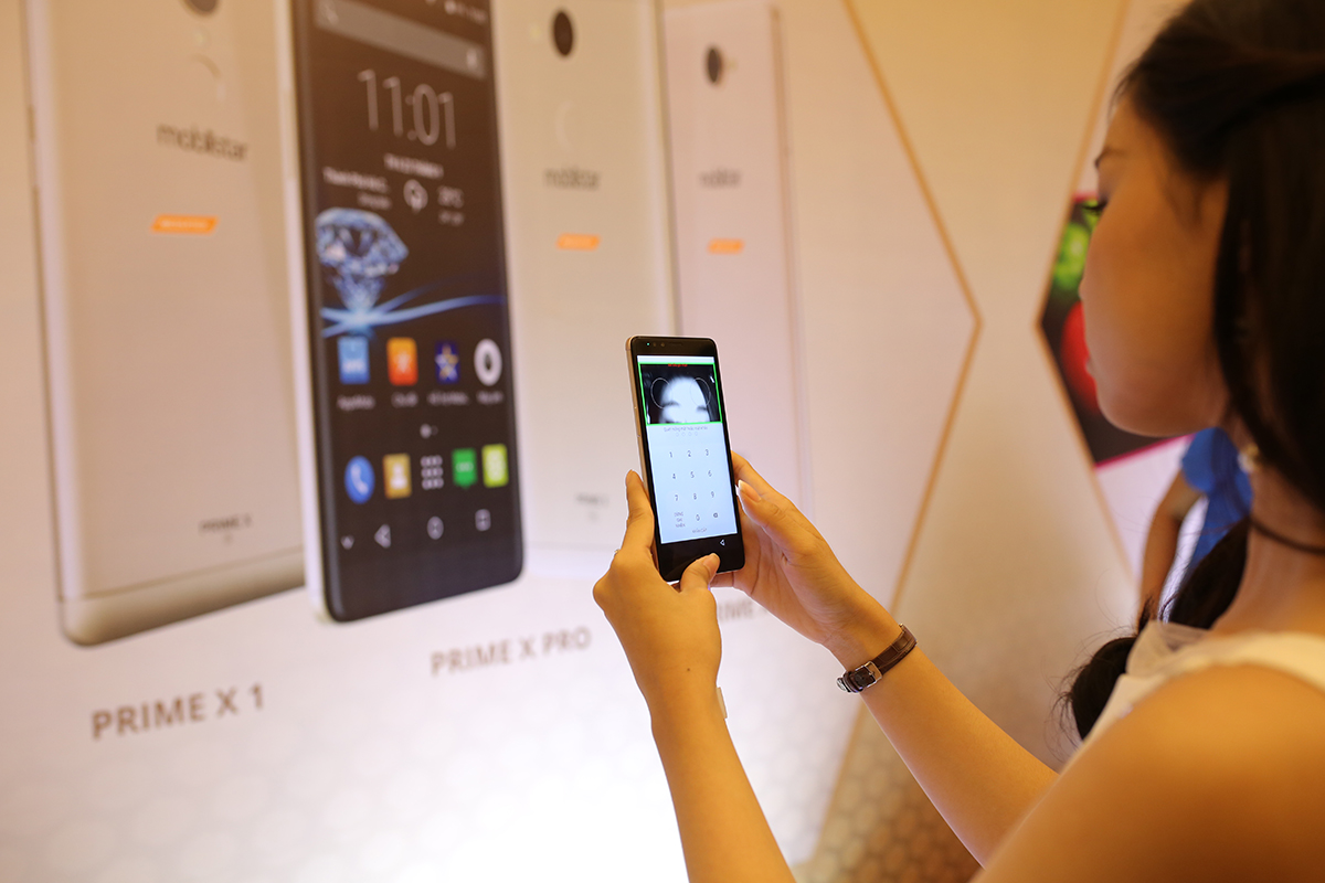 Smartphone có camera bảo mật mống mắt