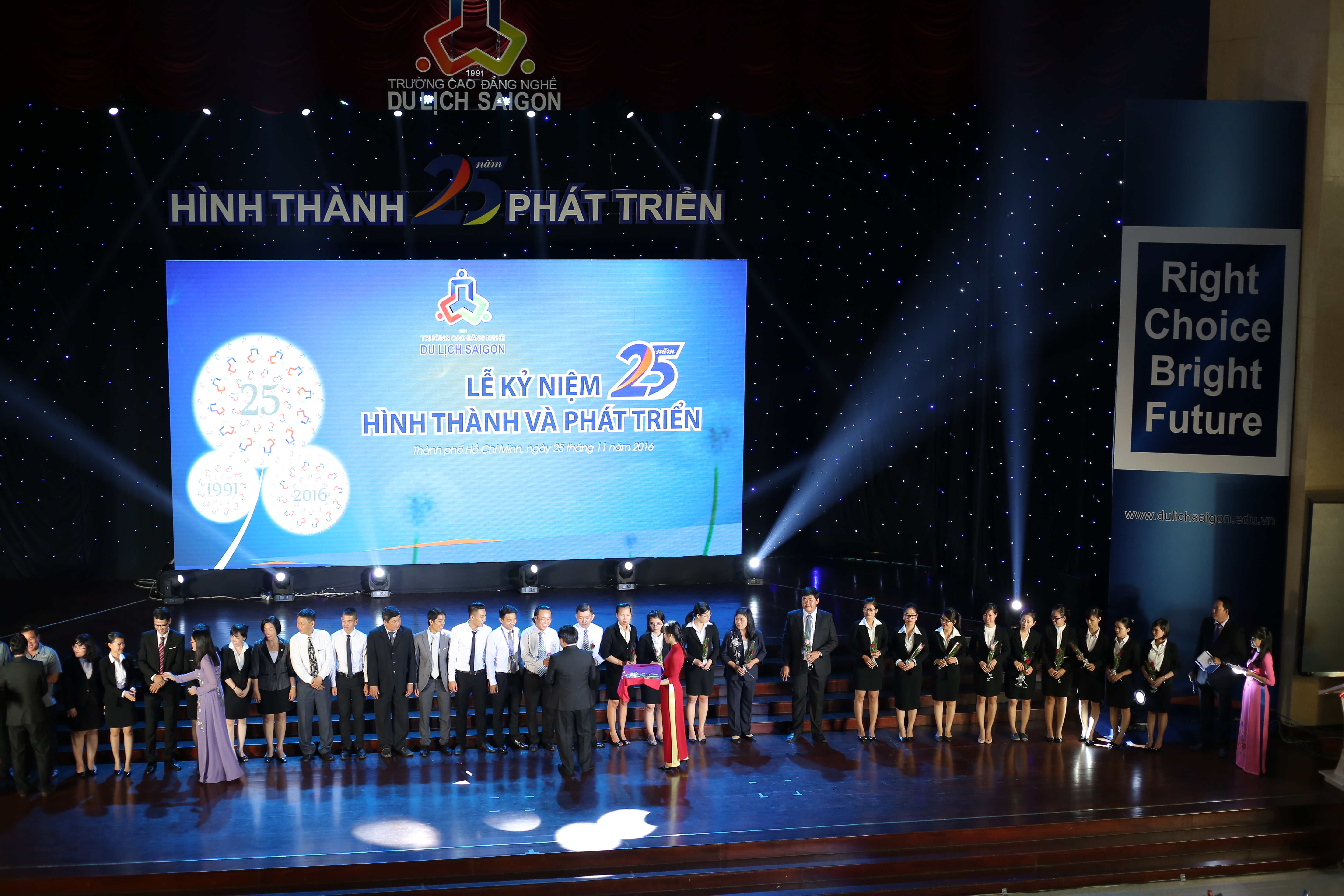 
Ban Gi&aacute;m hiệu trường tặng hoa tri &acirc;n CB-CNV
