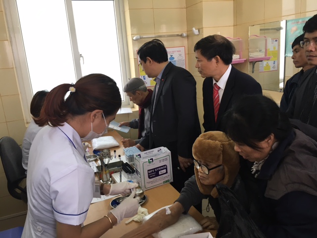 
L&atilde;nh đạo Bộ Y tế kiểm tra số thứ tự x&eacute;t nghiệm tại BV K sau khi c&oacute; th&ocirc;ng tin người quen nh&acirc;n vi&ecirc;n BV chen ngang
