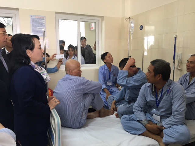 Bộ trưởng Y tế “nóng mặt” nhìn cảnh 4 bệnh nhân/giường