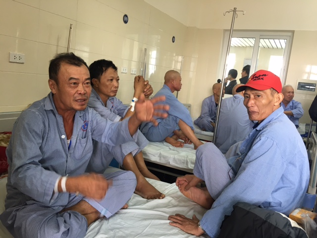 
Một giường bệnh tại Khoa Nội, BV K được xếp 3-4 bệnh nh&acirc;n

