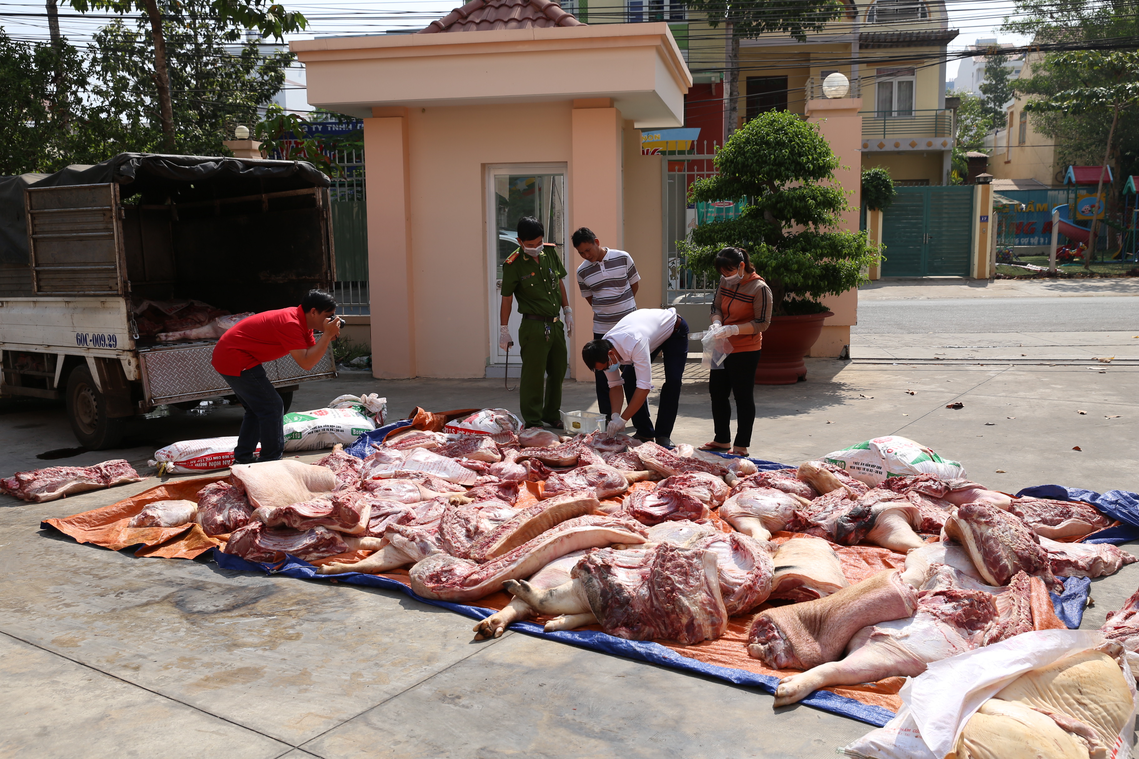 Bắt xe tải chở thịt thối tuồn vào chợ công nhân