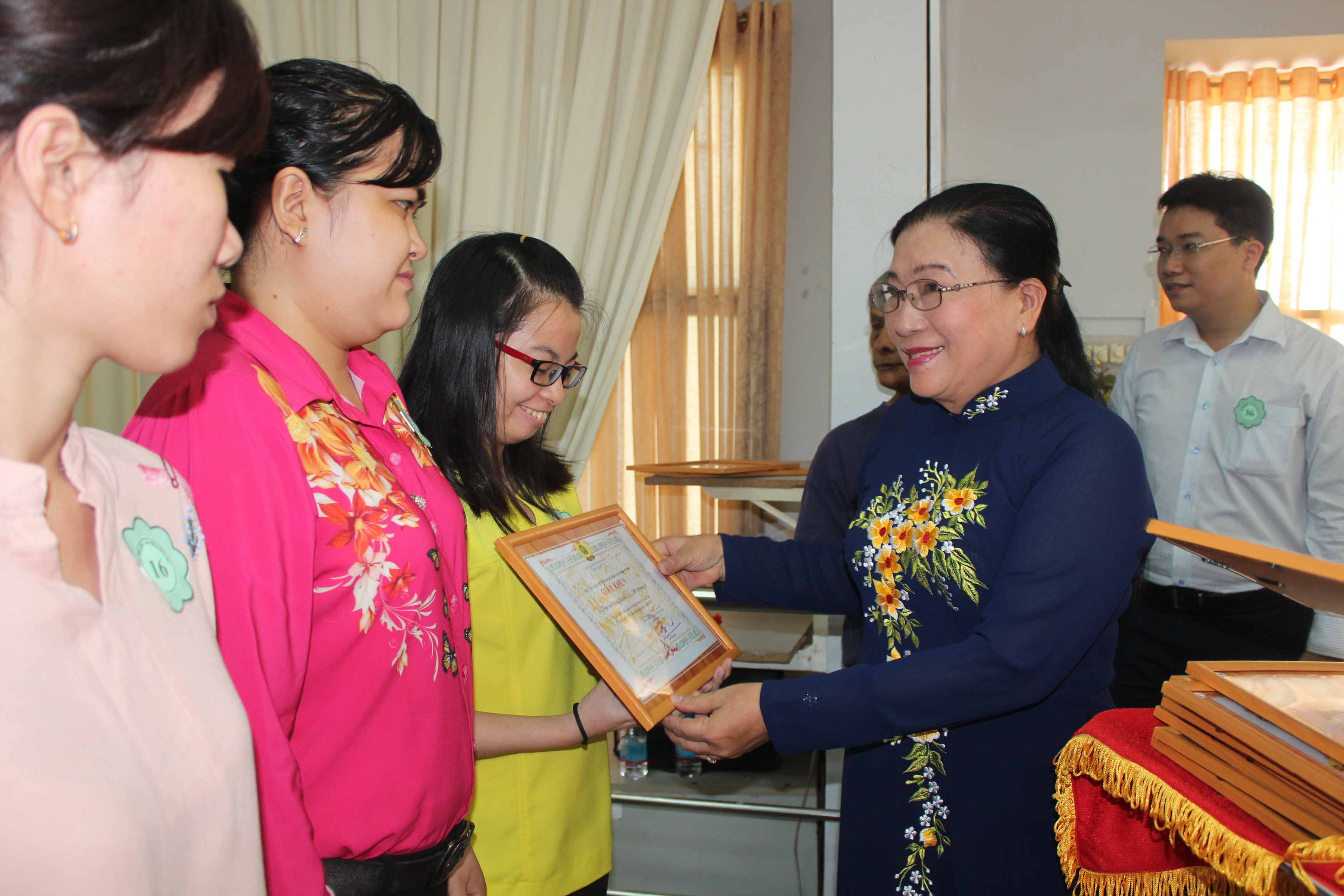 Tuyên dương điển hình trong thi đua