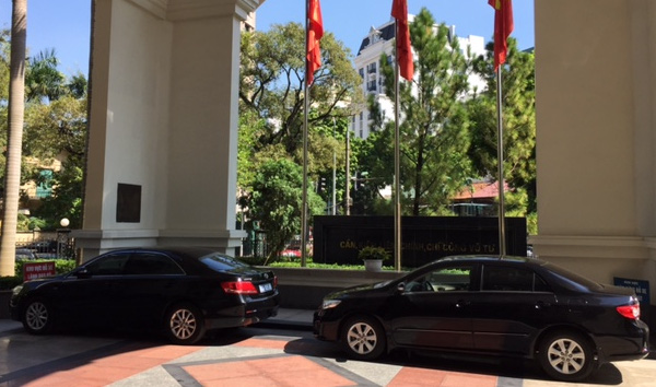 Thứ trưởng đón taxi đi làm, Bộ Tài chính cắt giảm lái xe công