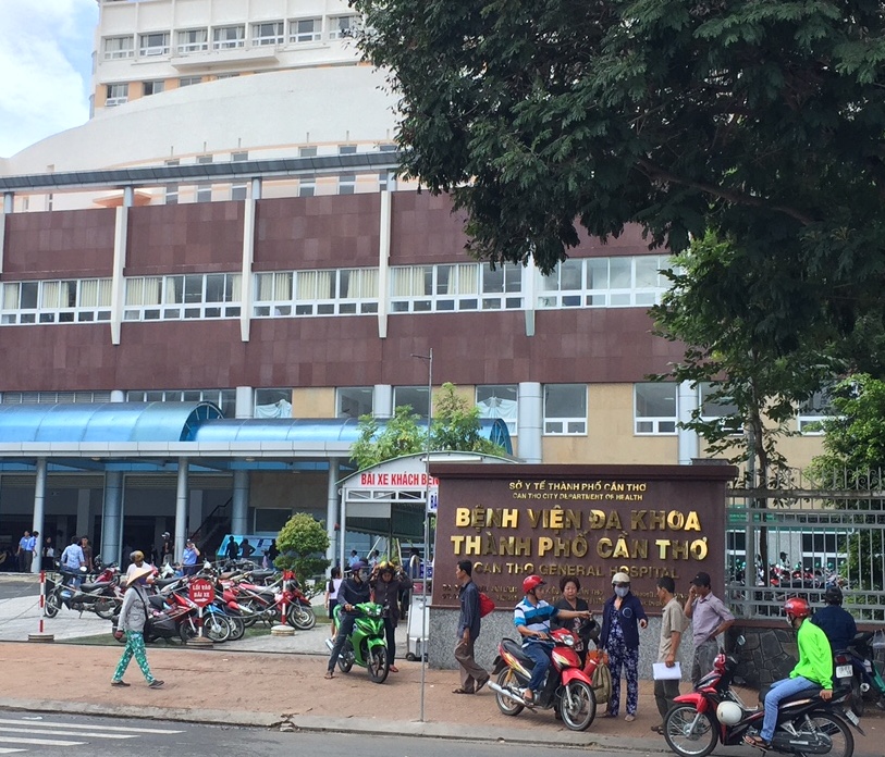 Bệnh nhân HIV cầm kéo rượt bác sĩ, náo loạn phòng cấp cứu