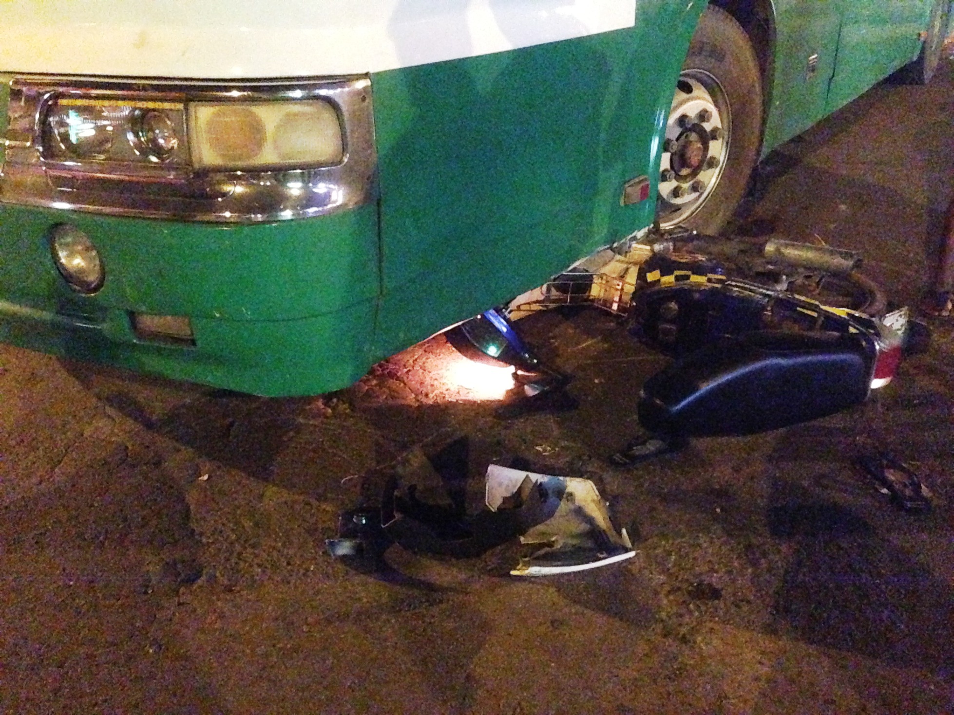 Hai cô gái thoát chết trong gang tấc dưới gầm xe buýt