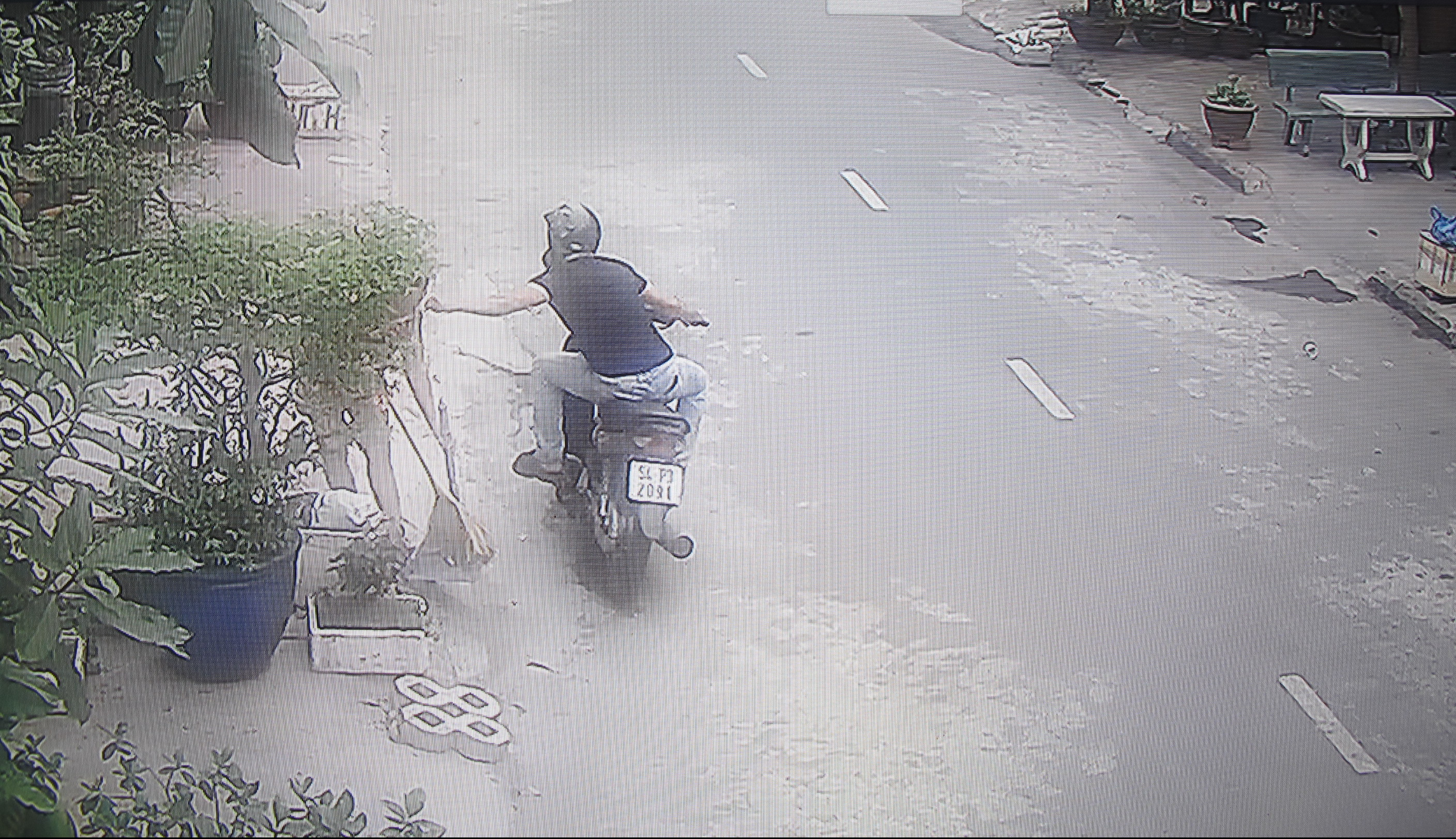 Cán bộ hưu trí U70 tung cước, bắt kẻ giật dây chuyền