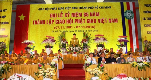 L&atilde;nh đạo, nguy&ecirc;n l&atilde;nh đạo Trung ương v&agrave; TP HCM dự đại lễ kỷ niệm 35 năm ng&agrave;y th&agrave;nh lập Gi&aacute;o hội Phật gi&aacute;o Việt Nam. Ảnh: Bảo Ngọc