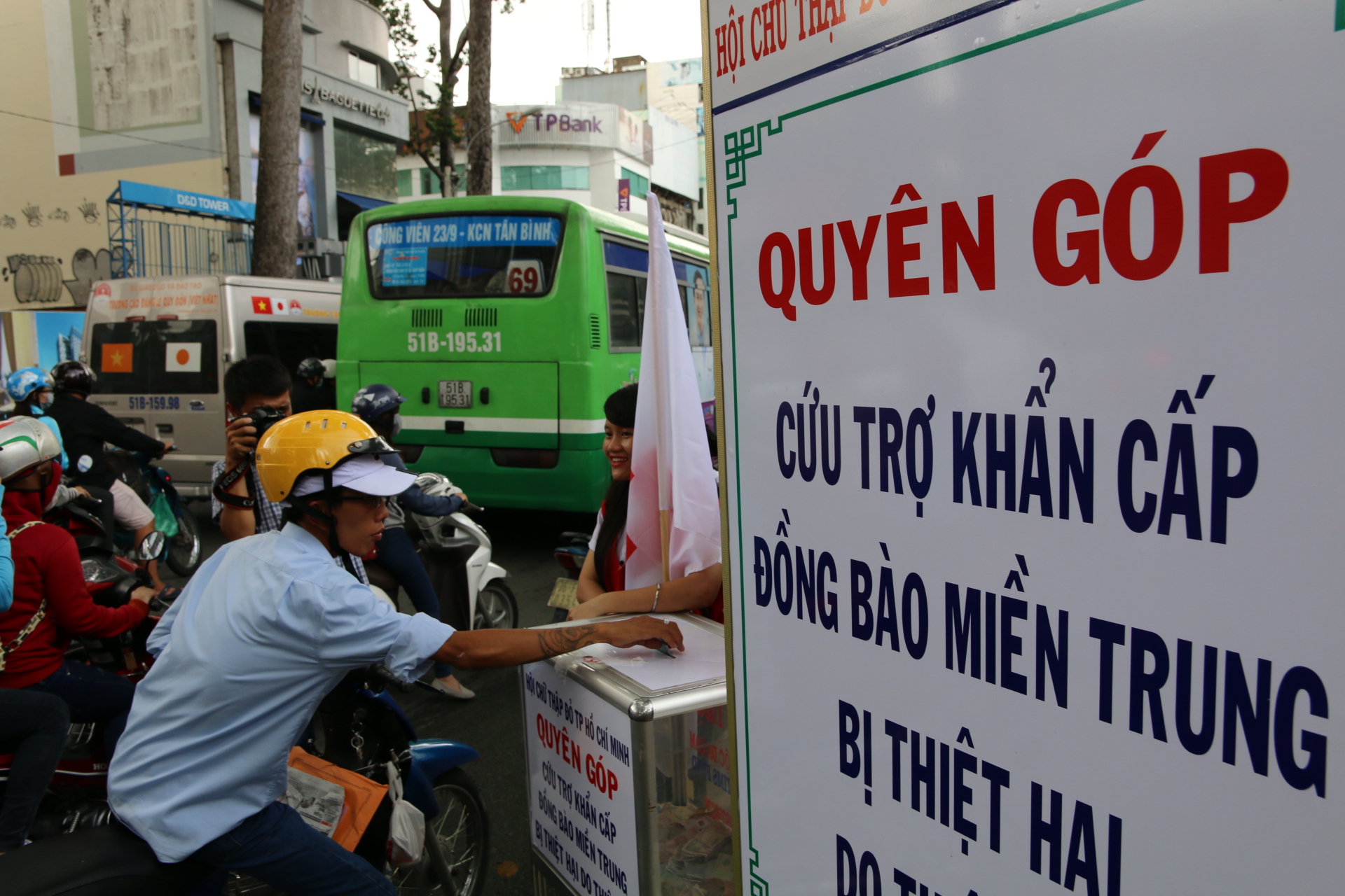 Người dân TPHCM quyên góp cứu trợ đồng bào vùng lũ