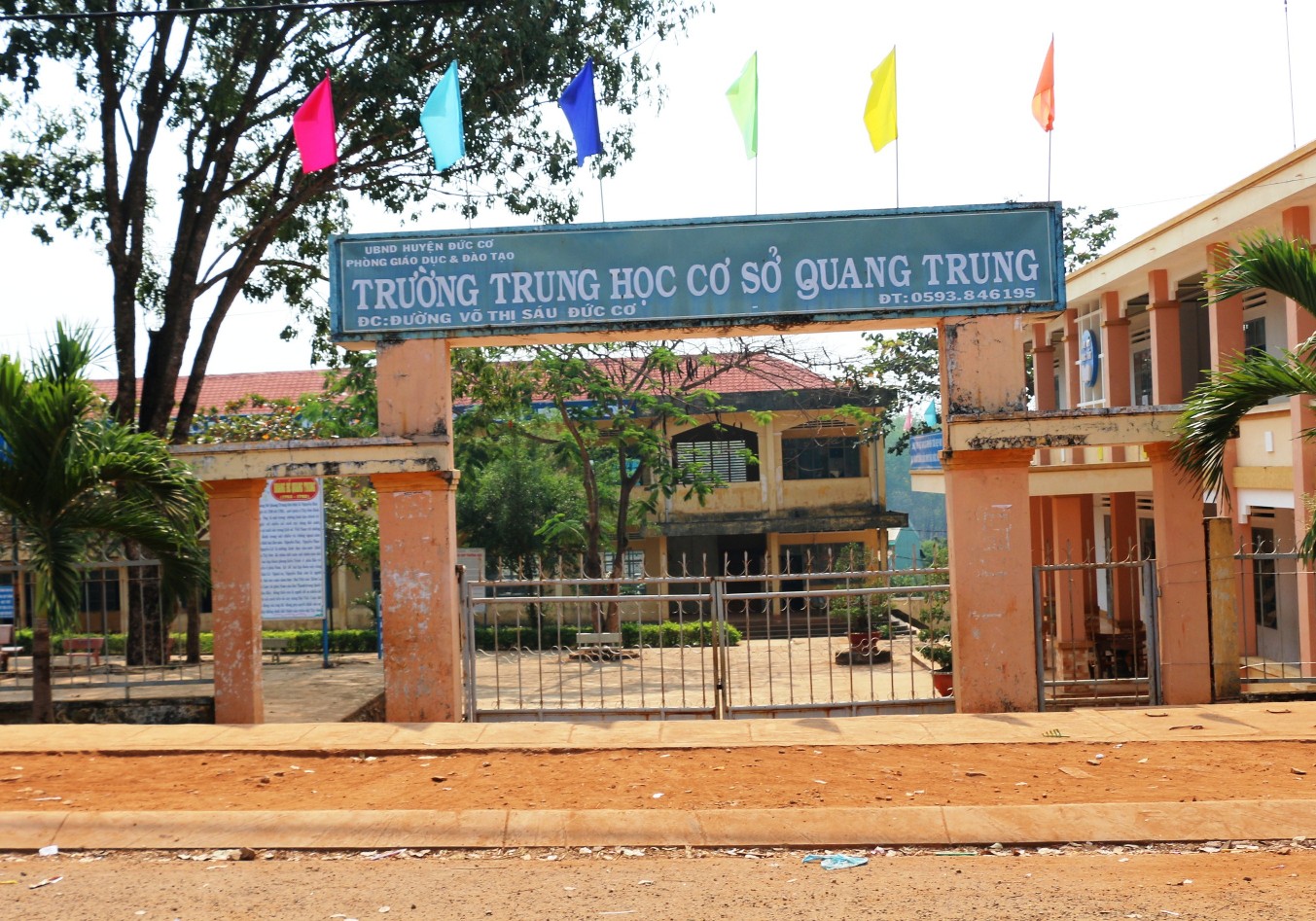 Thiếu tá công an mang súng vào trường "xử" giáo viên, học sinh